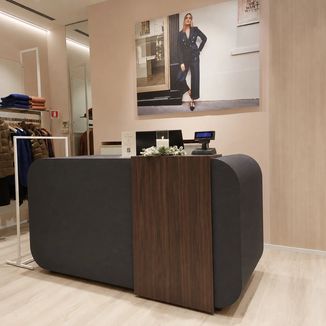 Lo stesso banco reception con la finitura 3M DI-NOC applicata da IconicDress