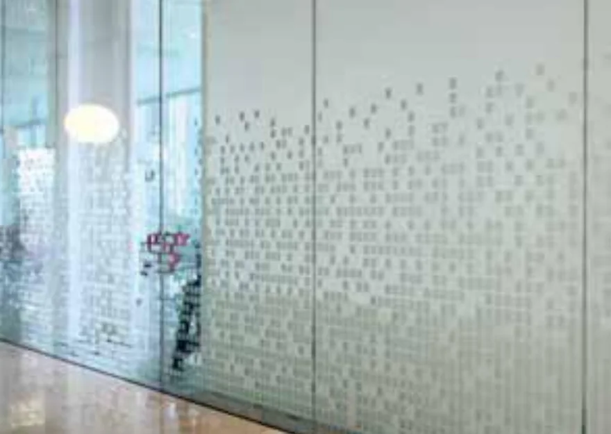 Parete vetrata con finitura 3M FASARA satinata a decoro