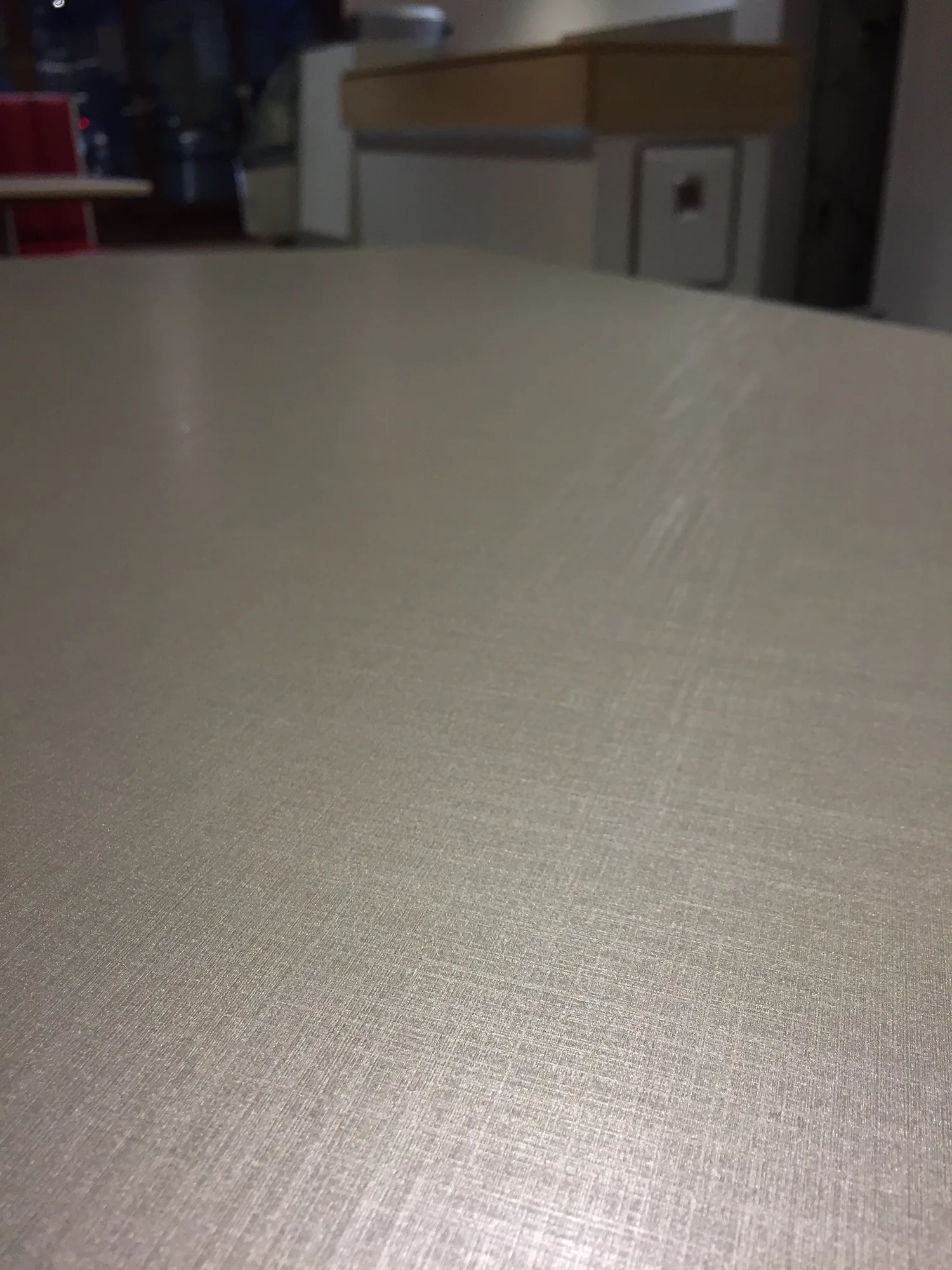 Piano di un tavolo rivestito in 3M DI-NOC CH-1629AR, serie AR anti-abrasione, all’Eis Café Alberto