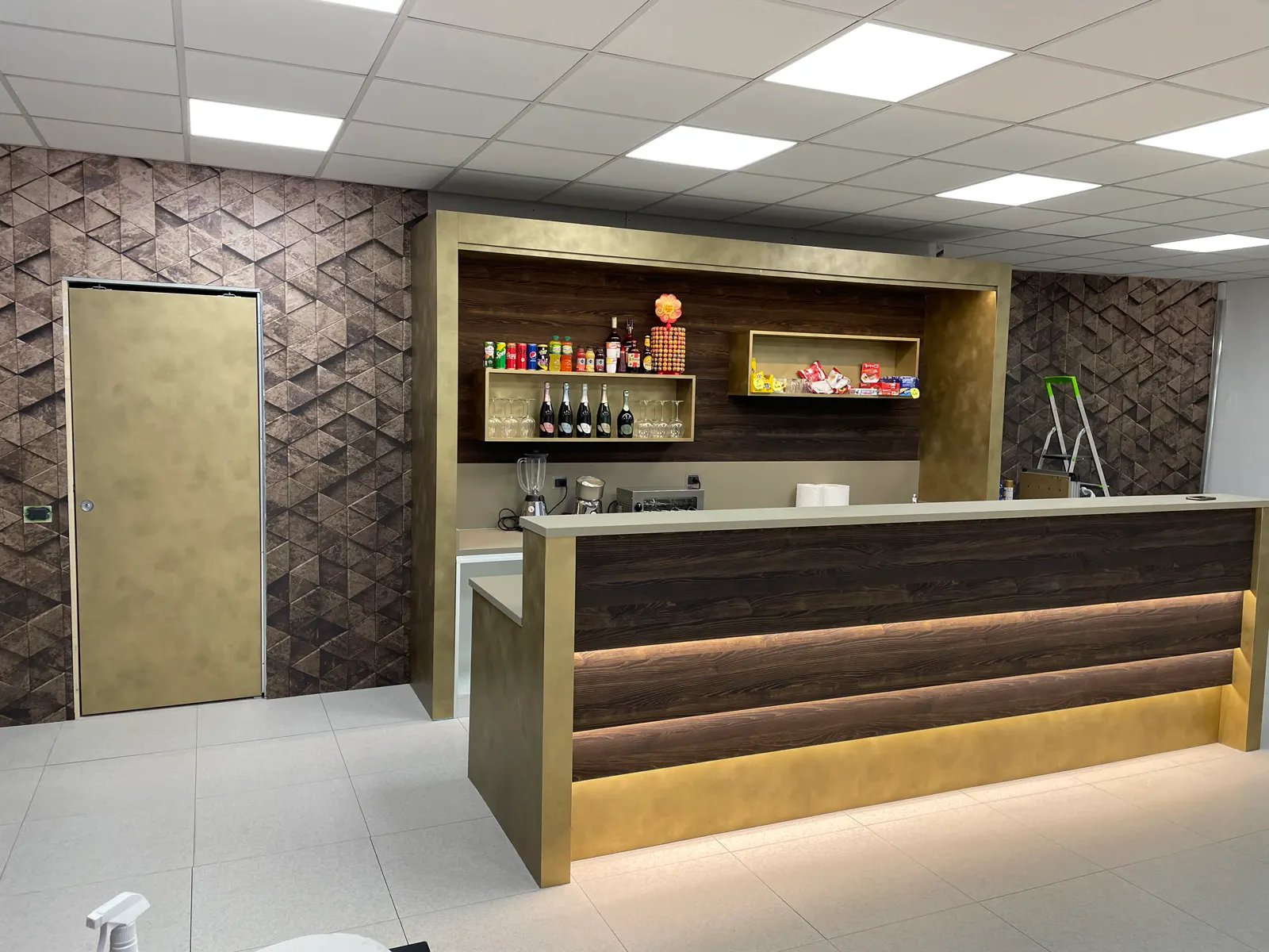 Bancone con finiture metalliche e superfici materiche 3M DI-NOC nella palestra Lotta Brescia