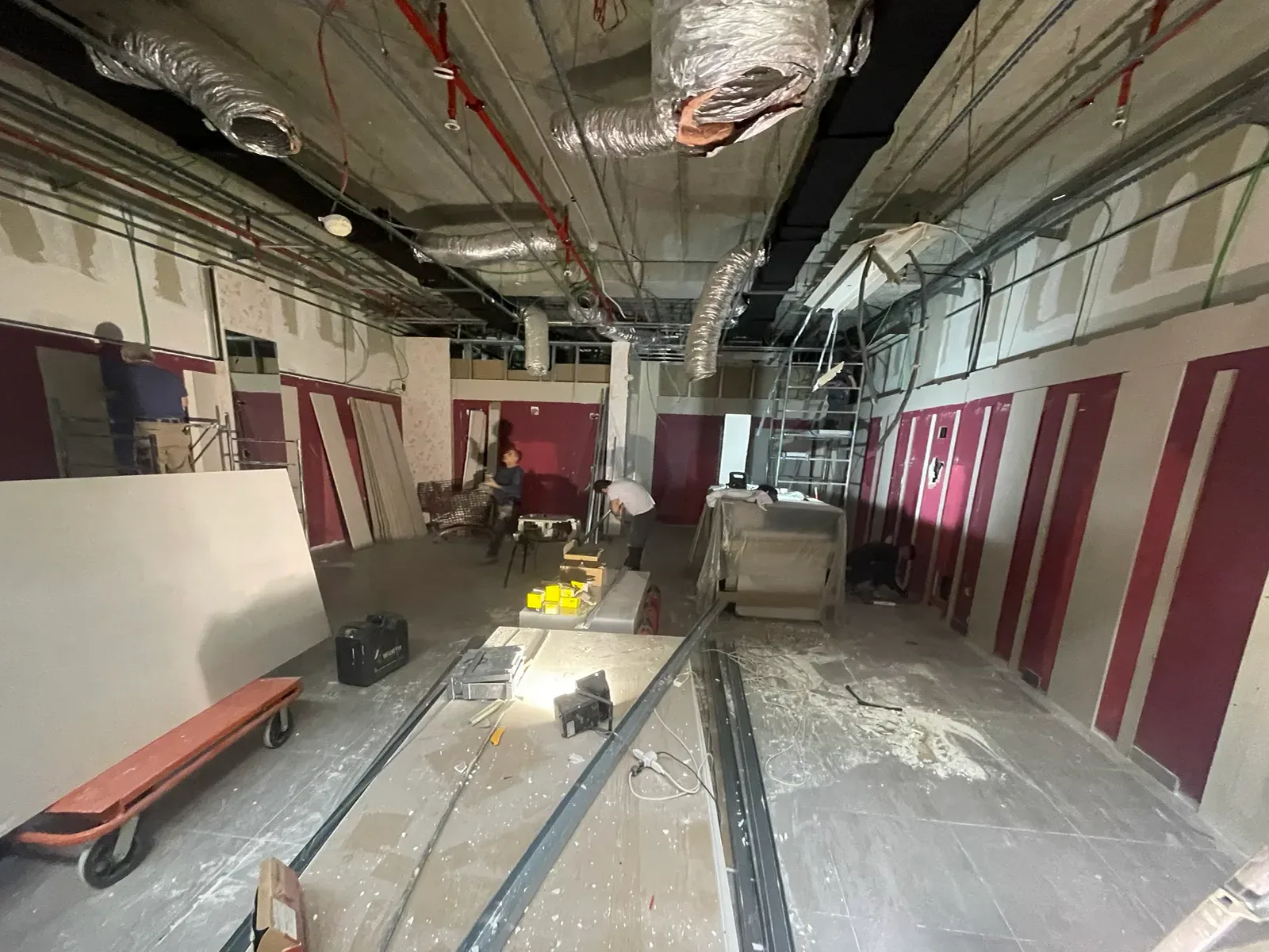 Cantiere in corso nel negozio Fiorella Rubino di Brindisi: impianti a vista e superfici da rivestire