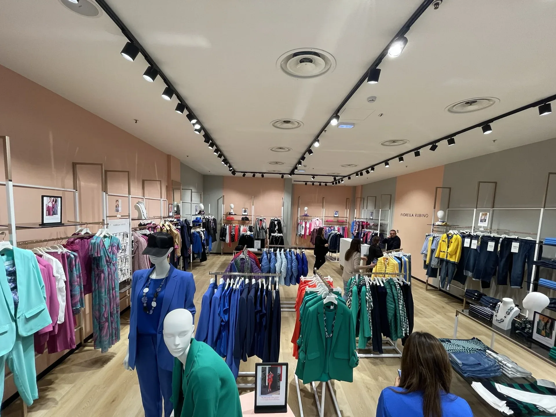 Area vendita Fiorella Rubino di Brindisi dopo il restyling, con nuove superfici rosa e grigio neutro