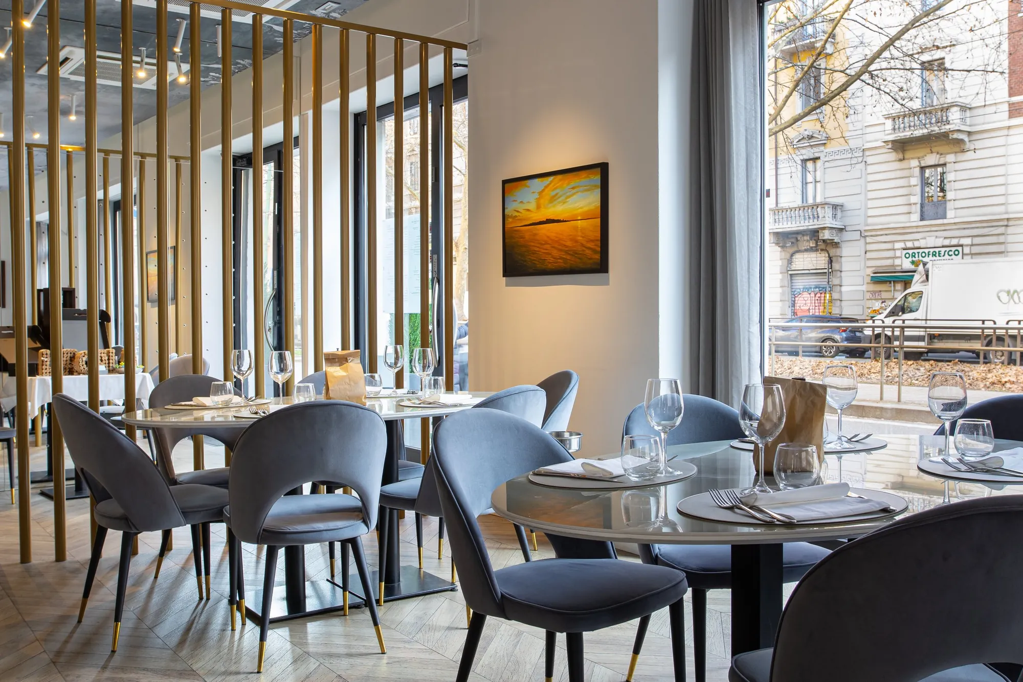 Sala di ristorante con grande parete vetrata