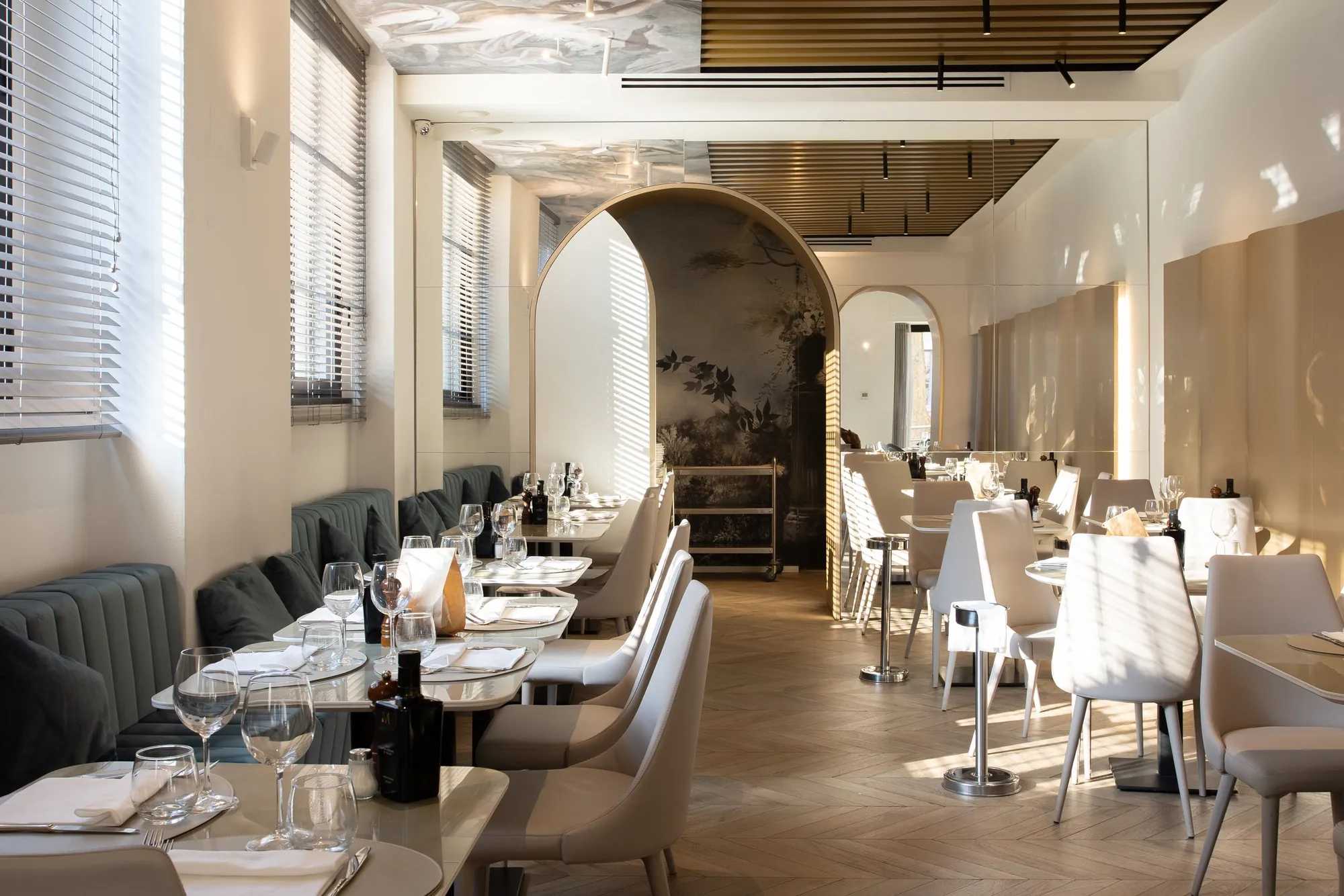 Sala del ristorante La Cala in Viale Monte Nero a Milano con tavoli apparecchiati e arco decorativo dopo il restyling