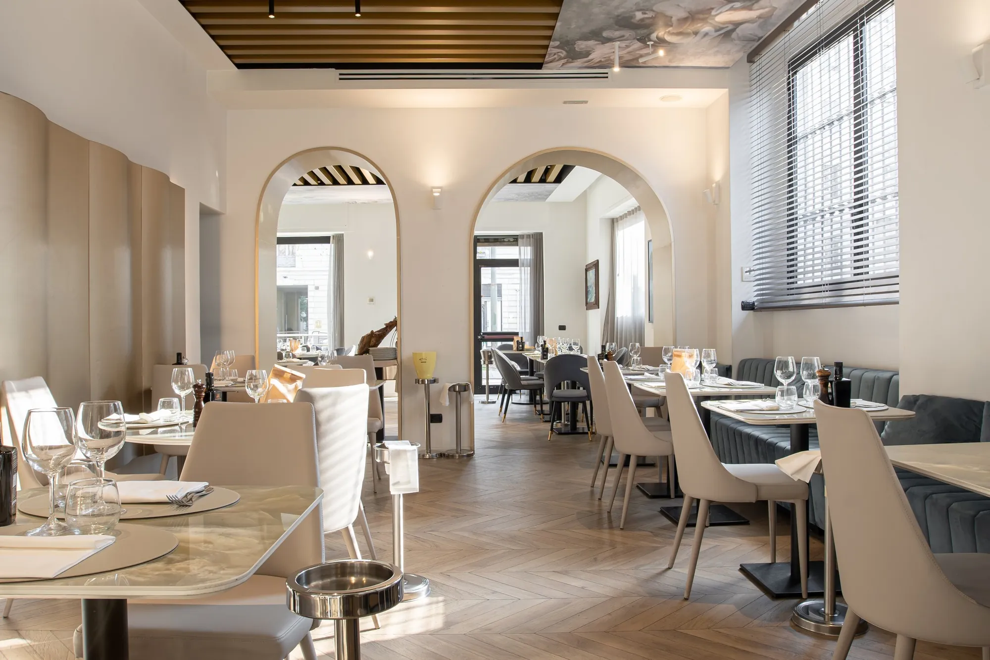 La sala del ristorante La Cala con la parete ad archi dopo l’intervento