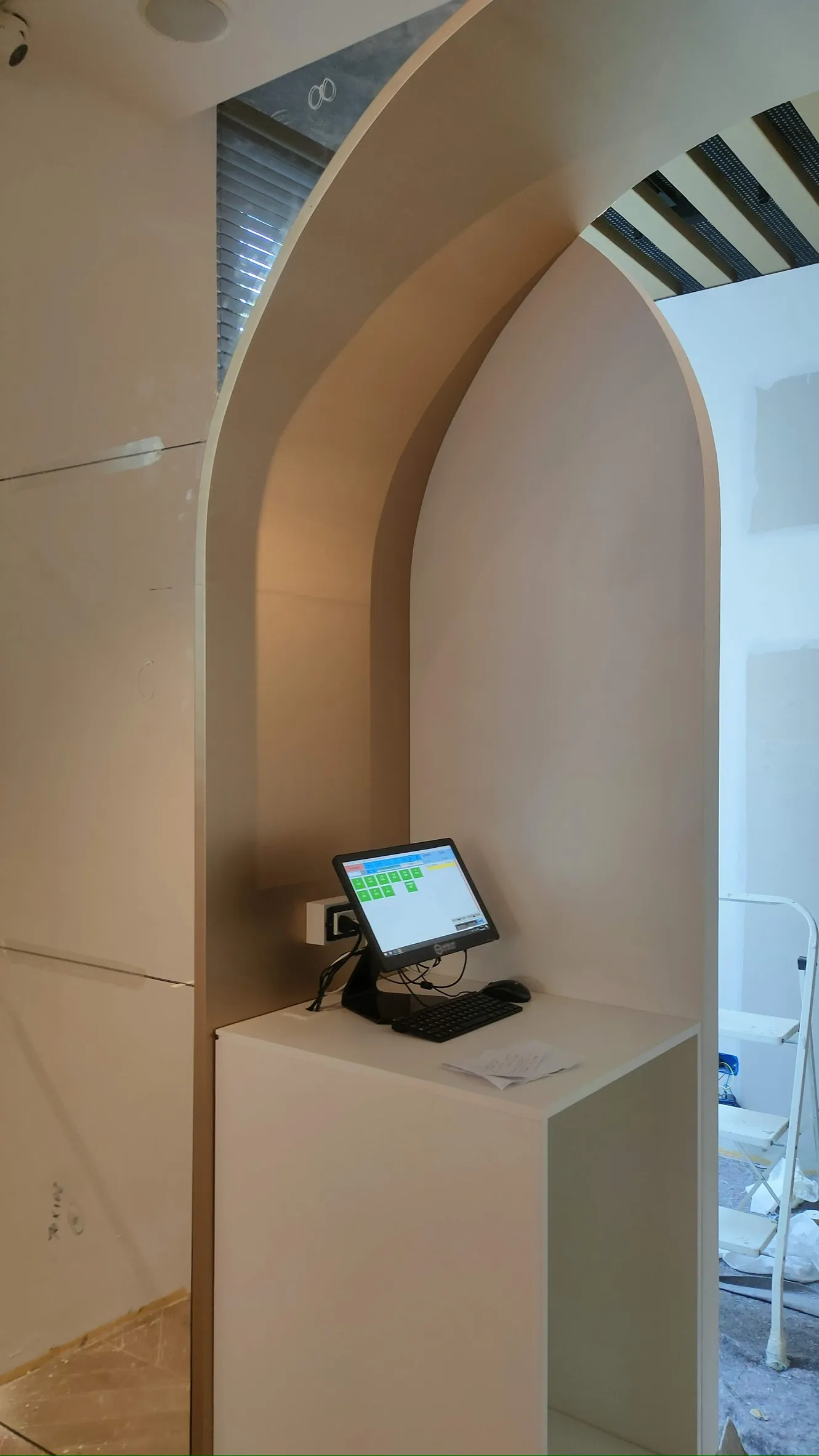 Nicchia ad arco rivestita con la postazione cassa