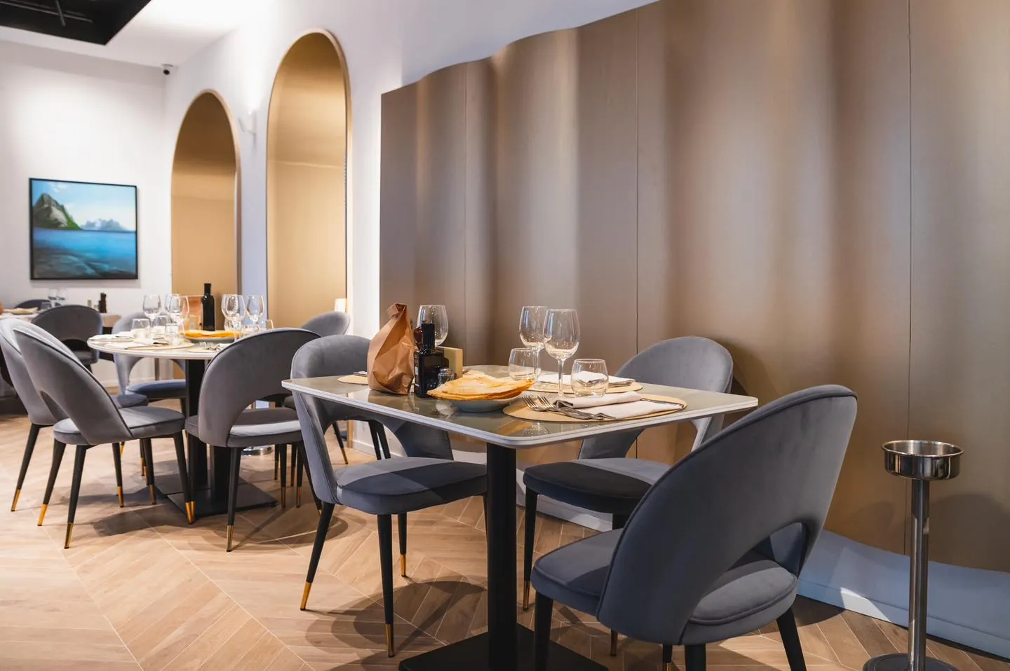La sala del ristorante La Cala con la parete a onde e gli archi rivestiti