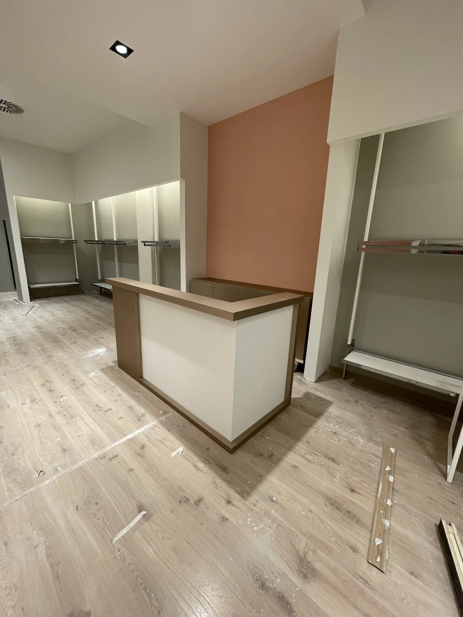Fiorella Rubino, Battipaglia: banco cassa e parete rosa del negozio riqualificato