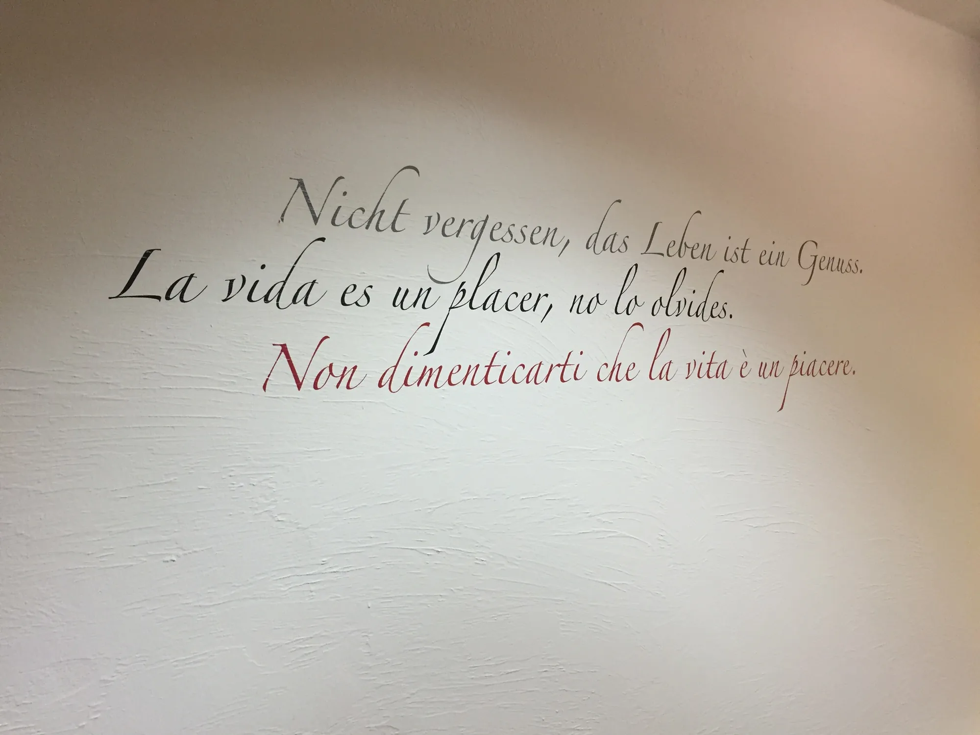 La scritta decorativa sulla parete della sala