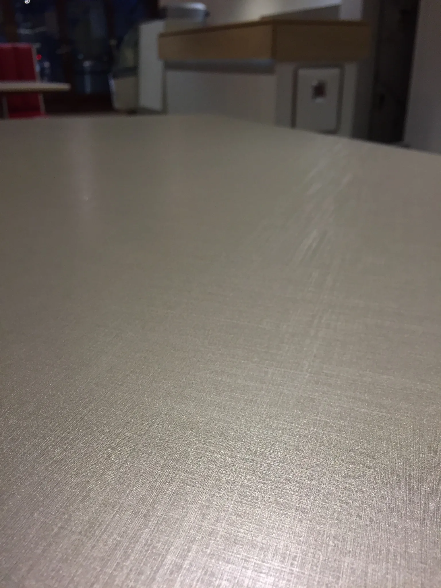 Piano di un tavolo rivestito in 3M DI-NOC CH-1629AR, serie anti-abrasione