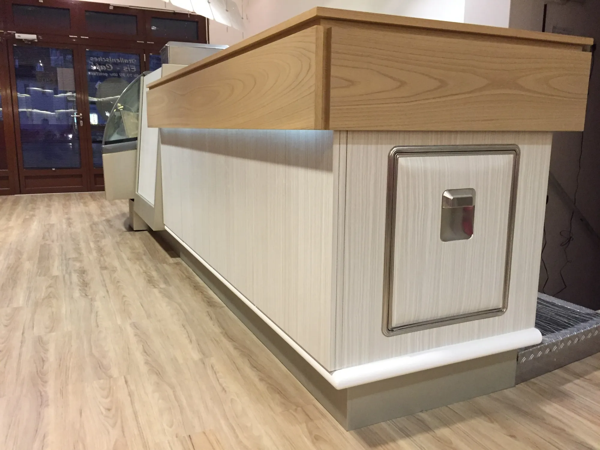 Il banco rivestito con piano in legno chiaro