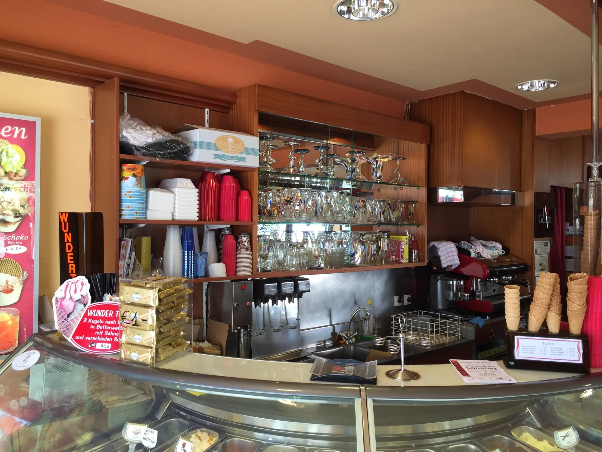 Il banco bar in legno scuro, prima del restyling