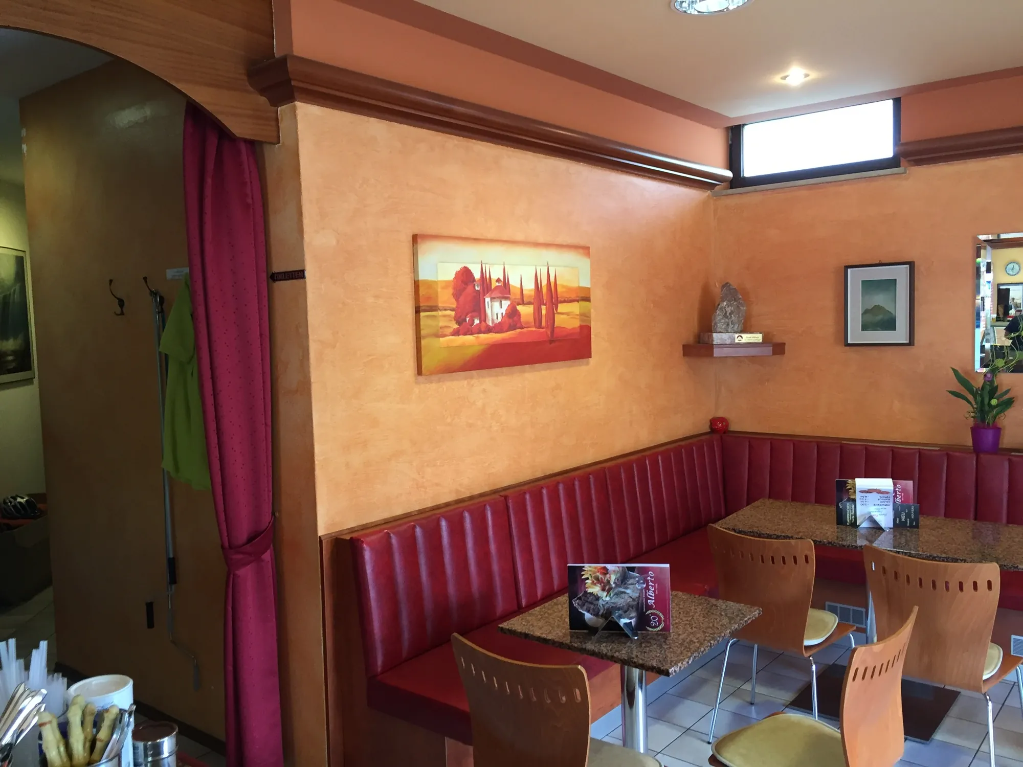 Un angolo della sala con le pareti aranciate, prima del restyling