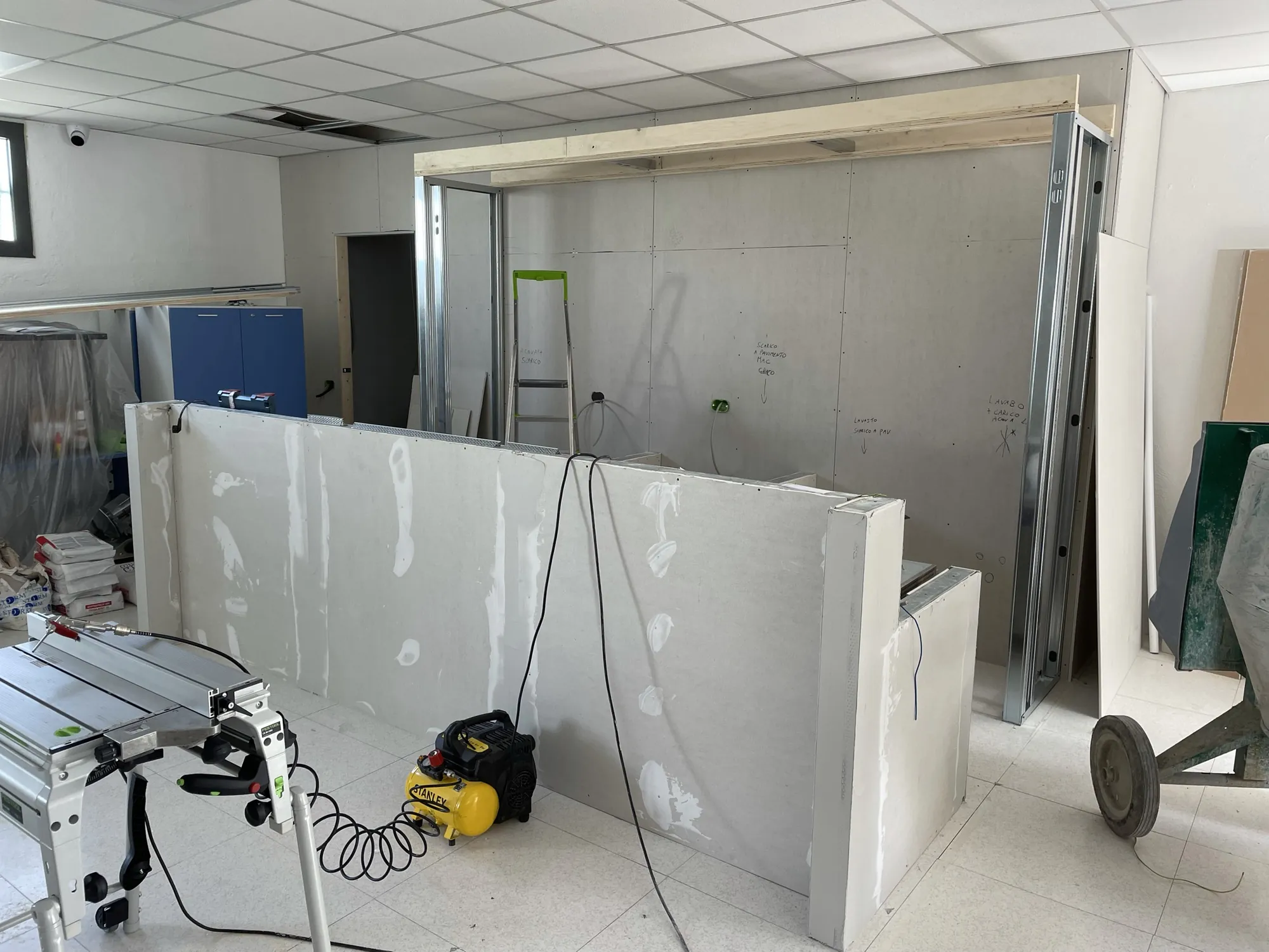 La struttura del banco in cartongesso durante il cantiere