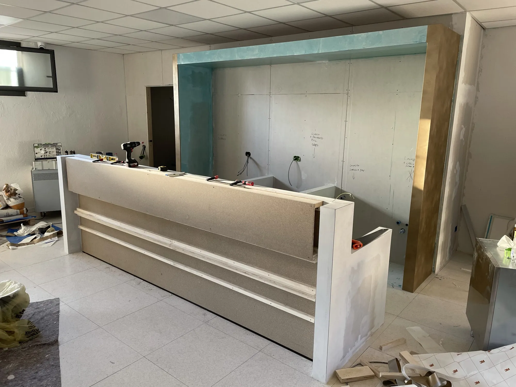 Il banco con le fasce e la cornice montate, prima del rivestimento