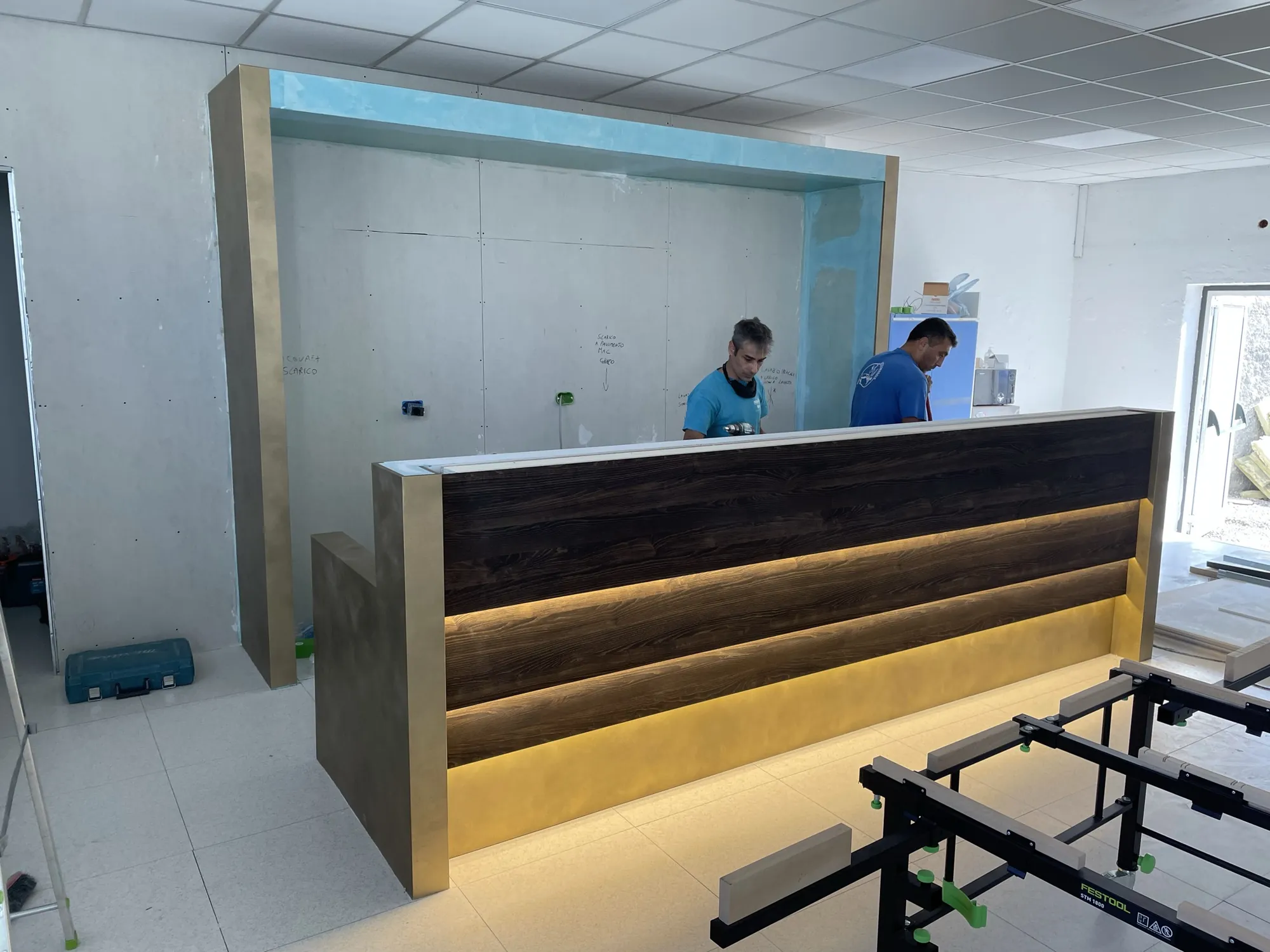 Il fronte del banco rivestito in legno scuro e oro