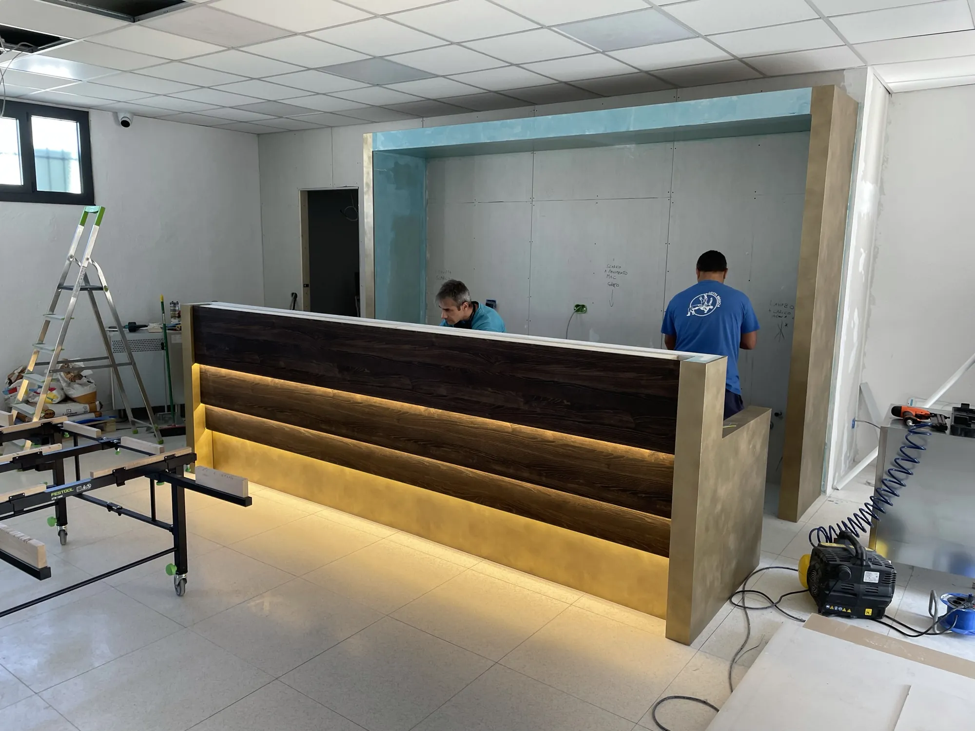 Il banco con la luce led accesa sotto le fasce