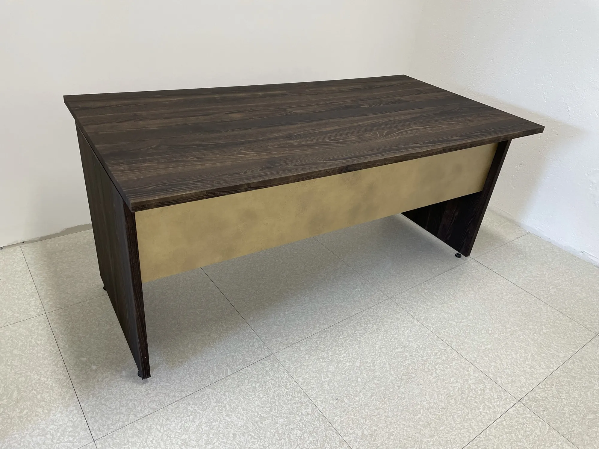 Scrivania rivestita in legno scuro e oro