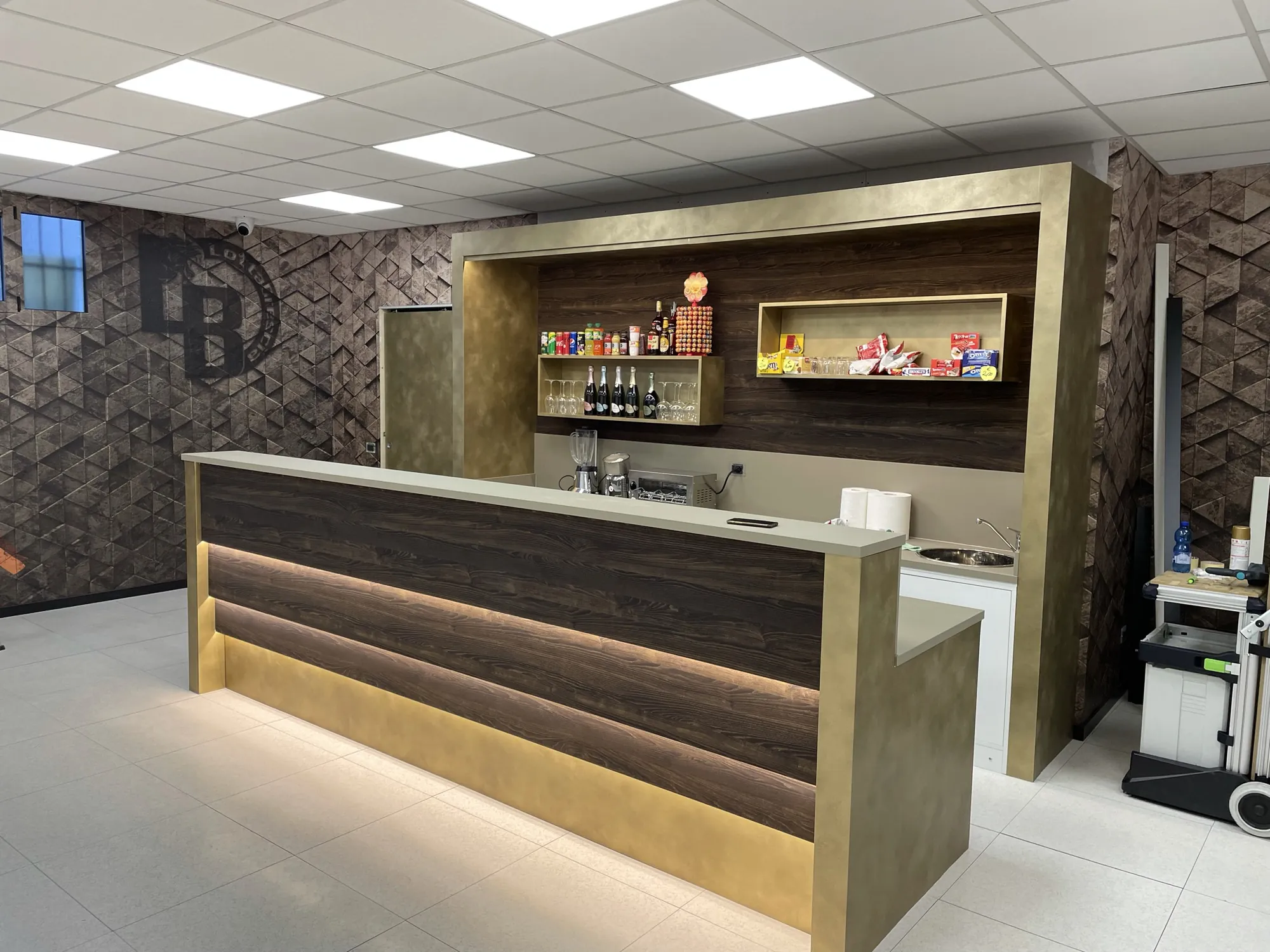 L’ingresso finito con banco, retrobanco e parete materica