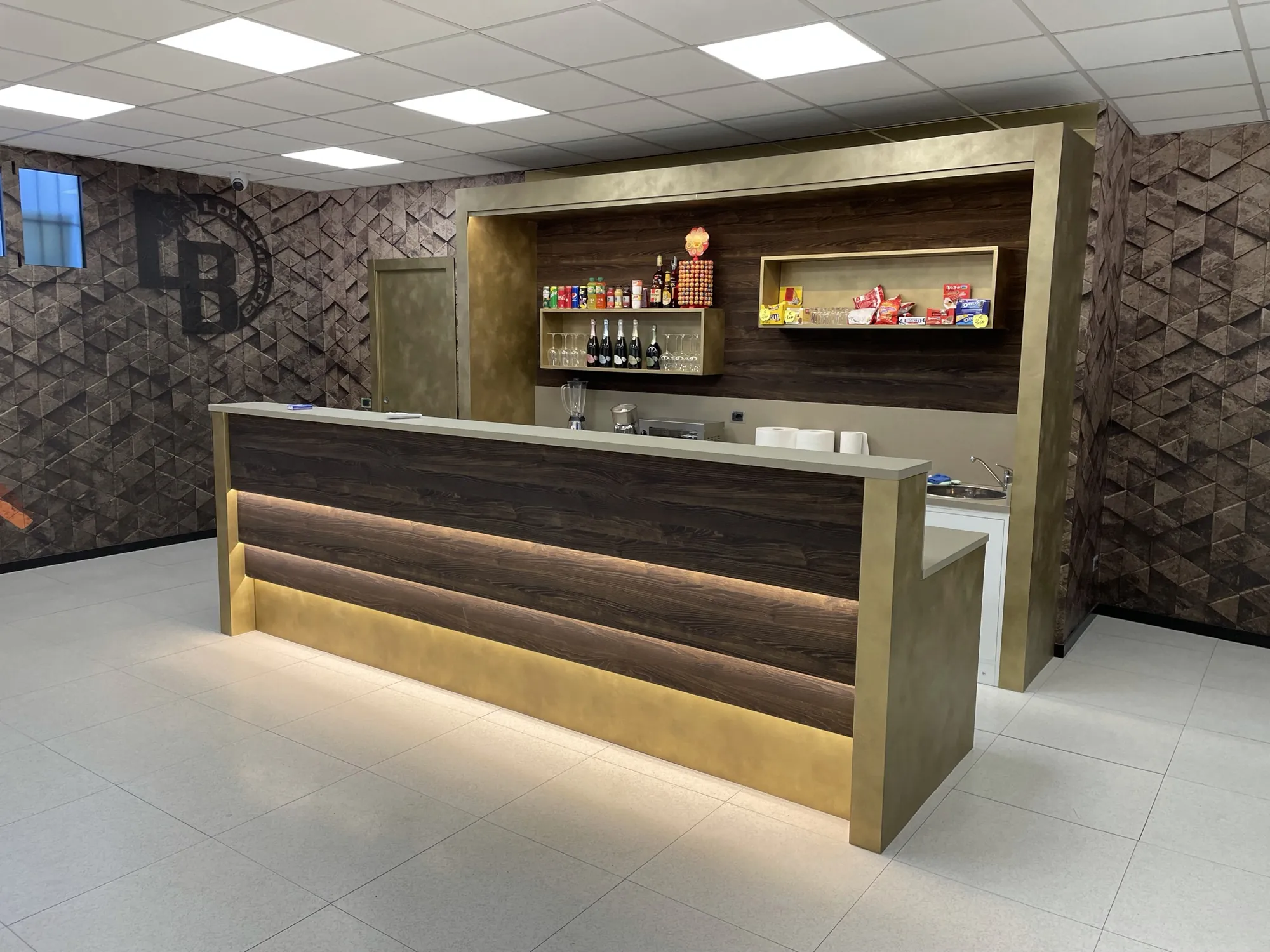 Lo stesso banco finito, rivestito in legno e oro con la luce accesa