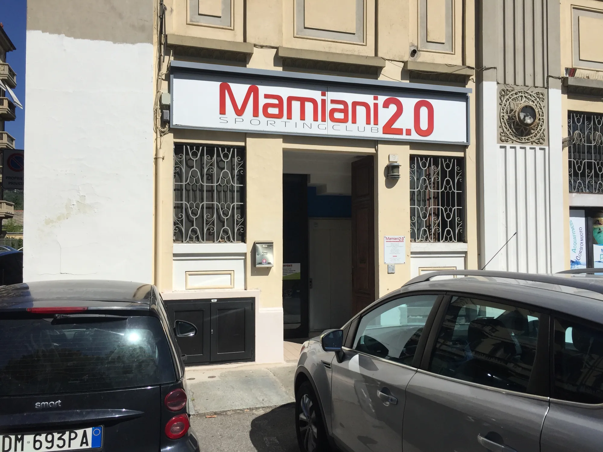 La facciata della palestra con la vecchia insegna Mamiani 2.0, prima dell’intervento