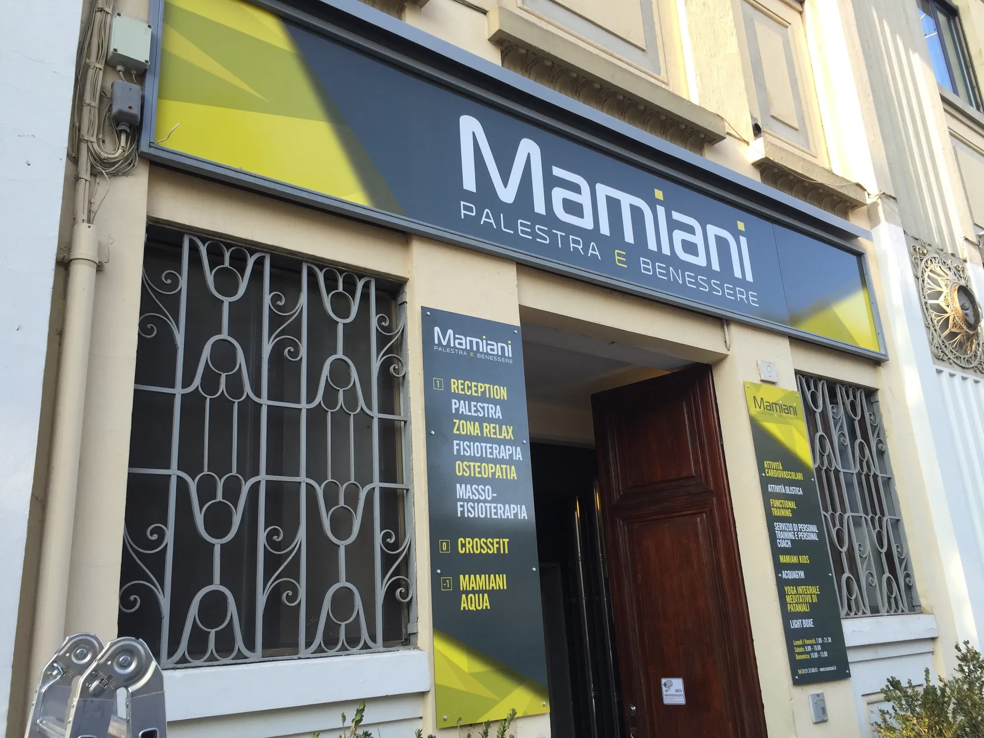 La facciata della palestra con la nuova insegna Mamiani Palestra e Benessere e le bande grafiche gialle e nere