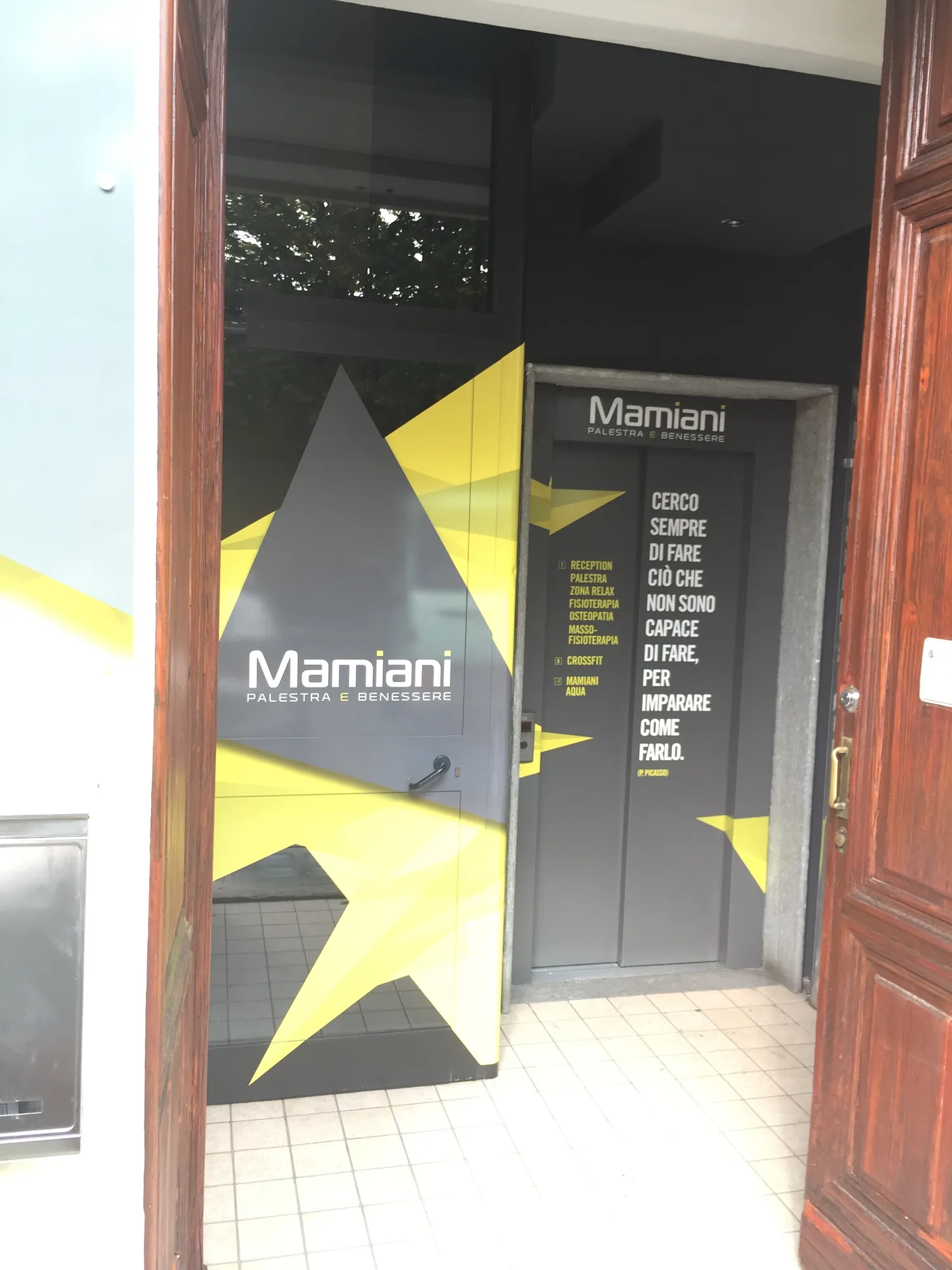 La stessa porta rivestita con la grafica gialla e nera e il marchio Mamiani