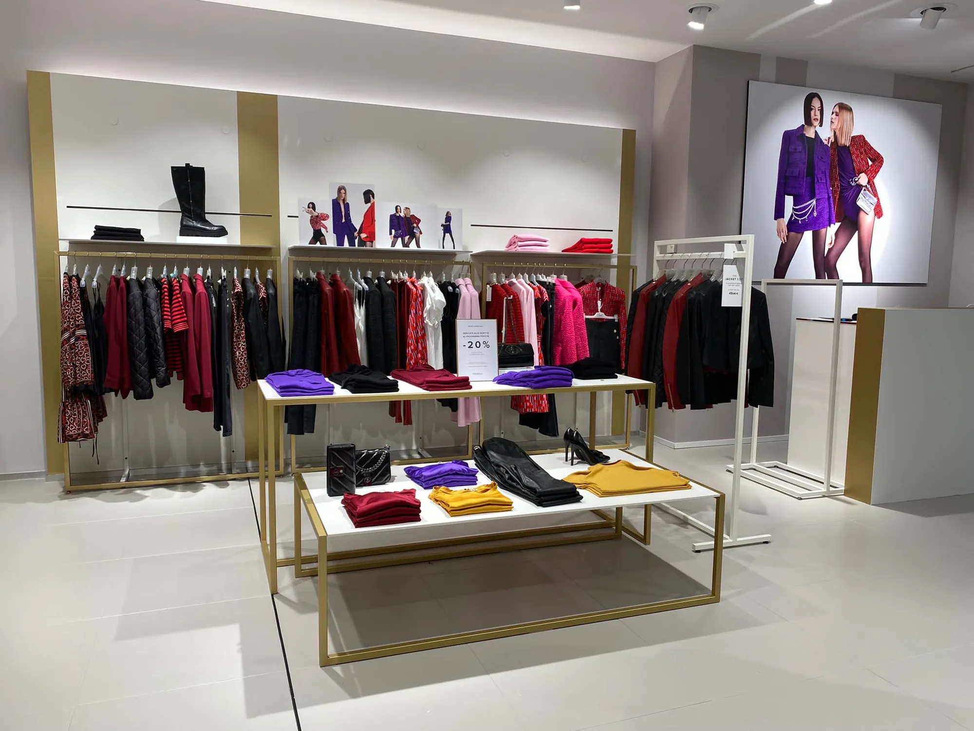 Il negozio Motivi di Rubano dopo il restyling, con ripiani e dettagli oro