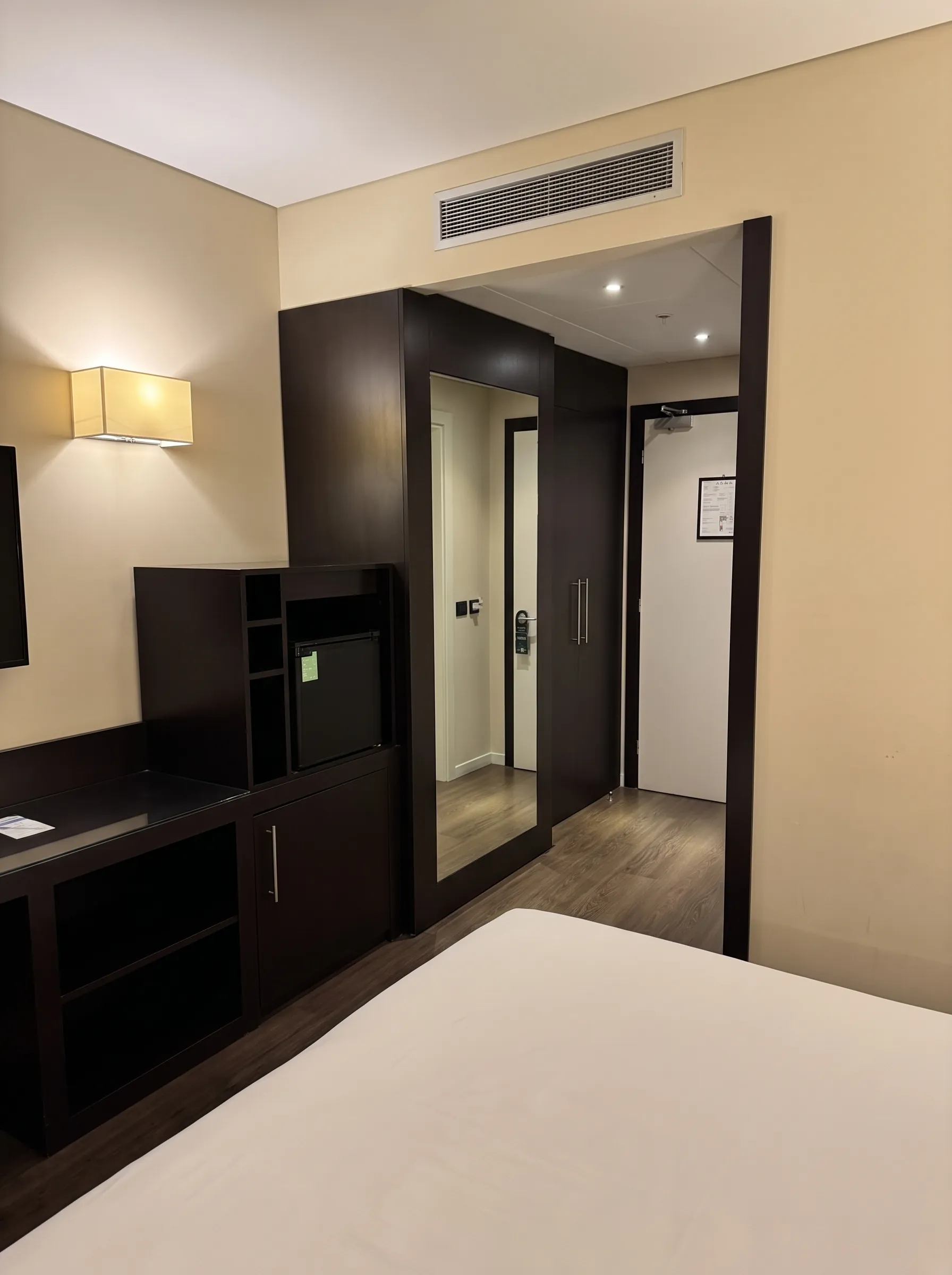 Reconstruction of the room as it was before: dark floor, beige walls, wengé furniture and a white door