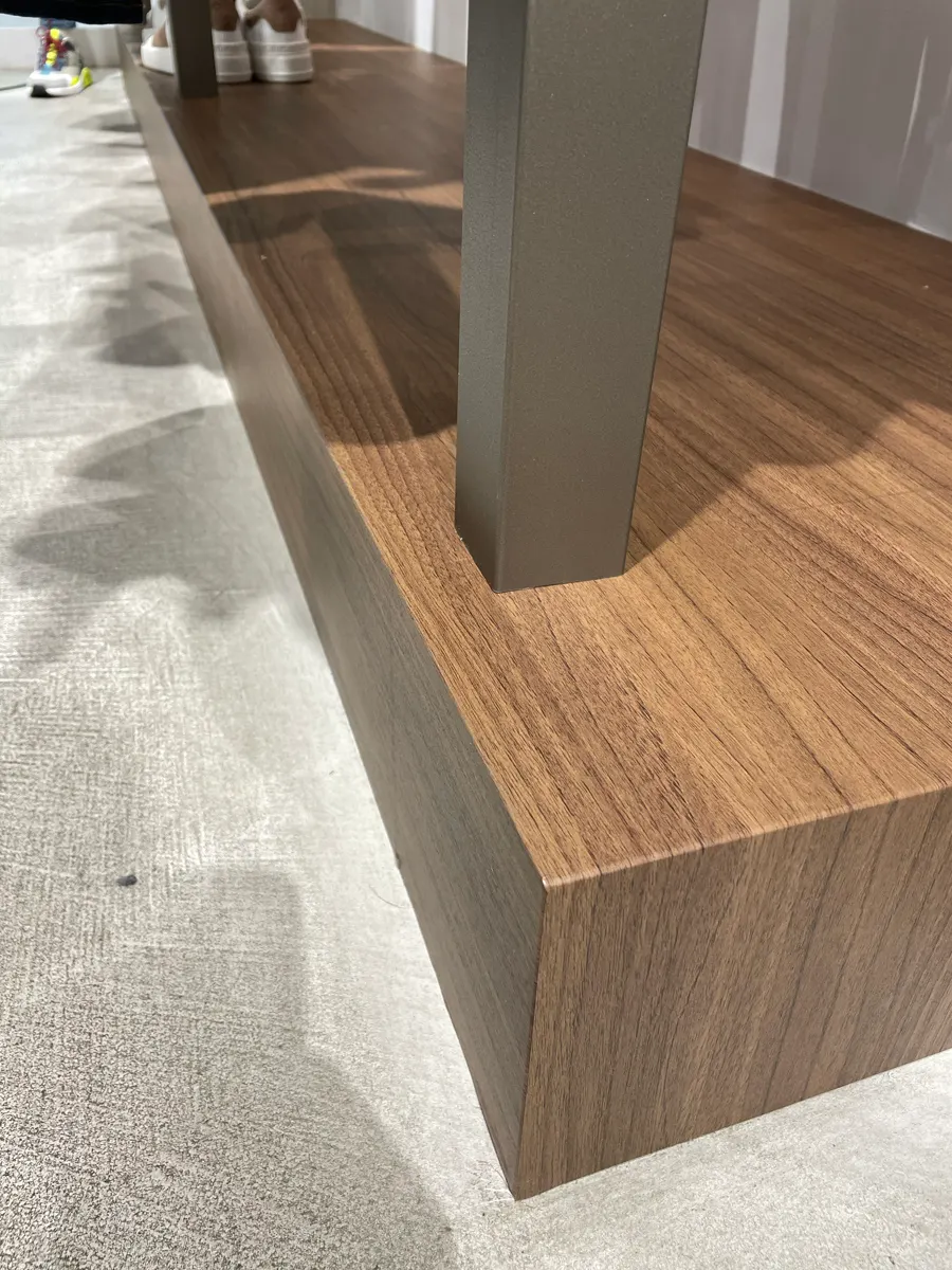 Finitura legno 3M DI-NOC posata sugli arredi del negozio Guess di Atene