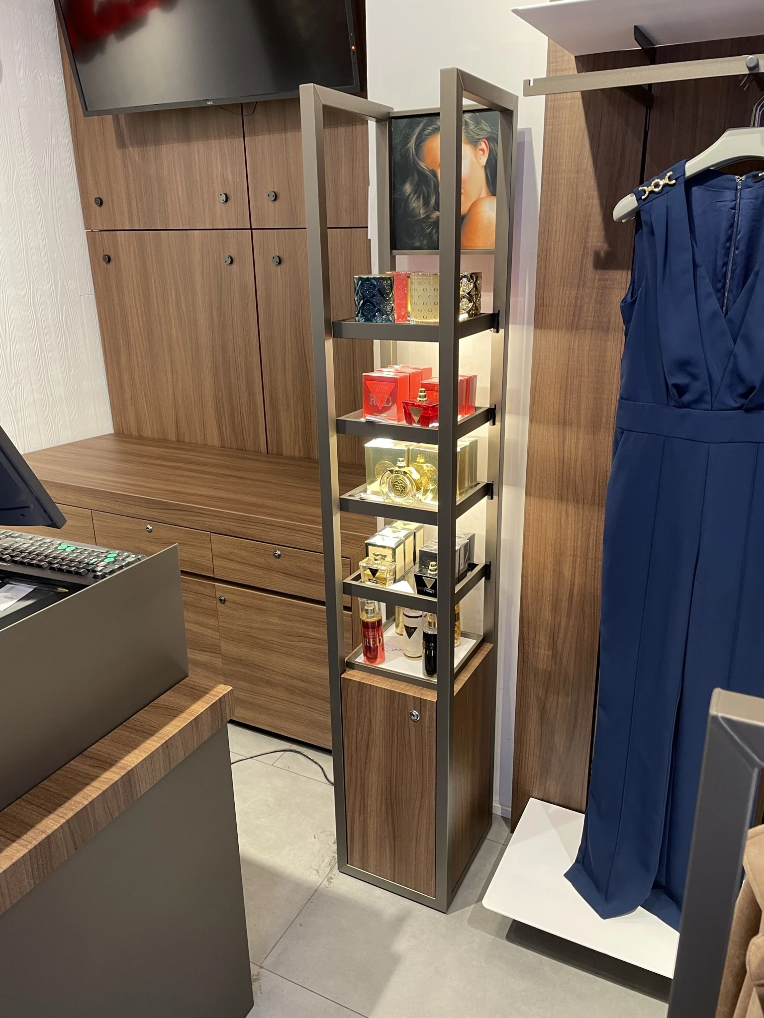Parete, banco ed espositore Guess rivestiti con finitura legno