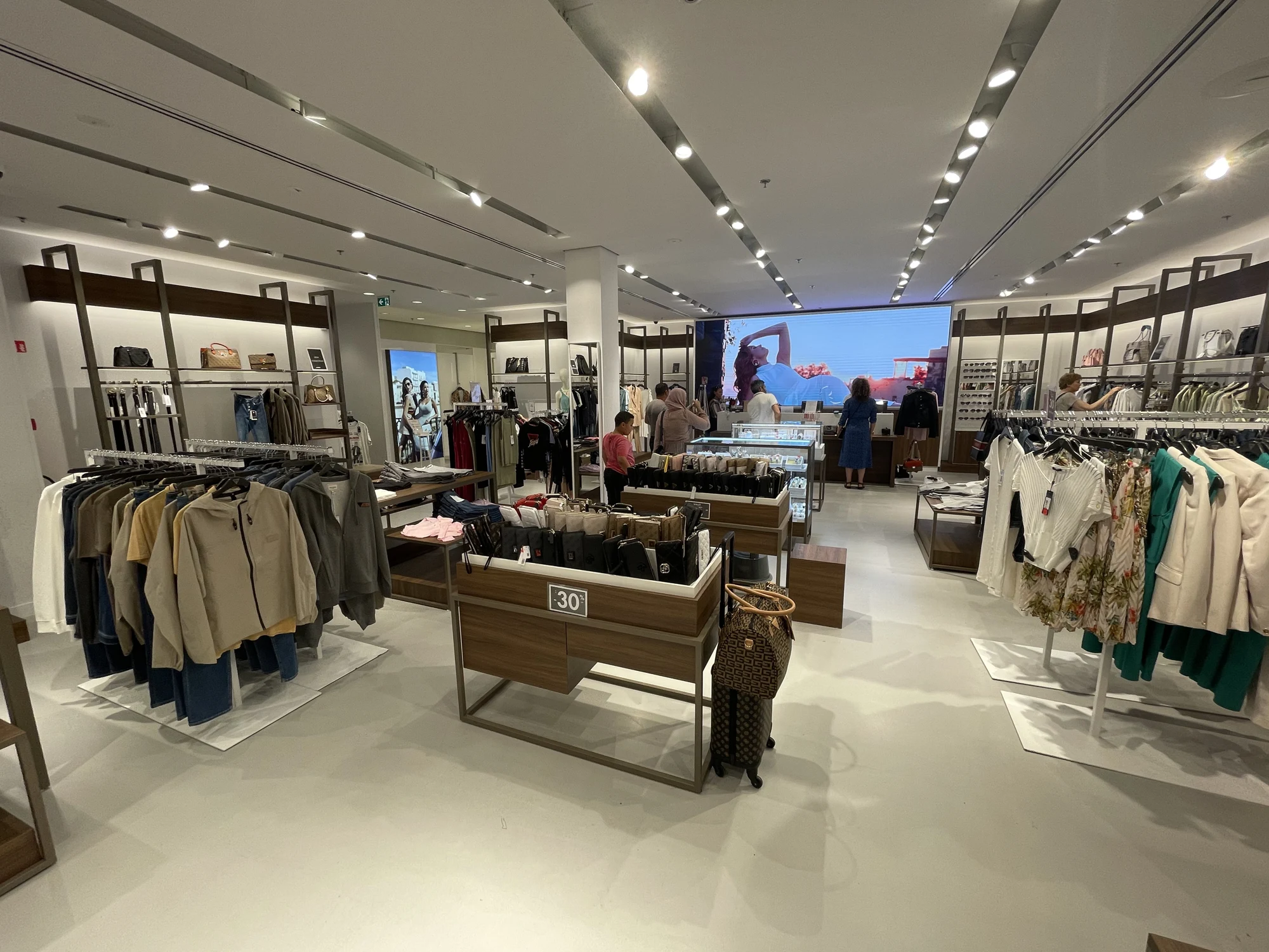 Guess Amstelveen — arredi e superfici del punto vendita