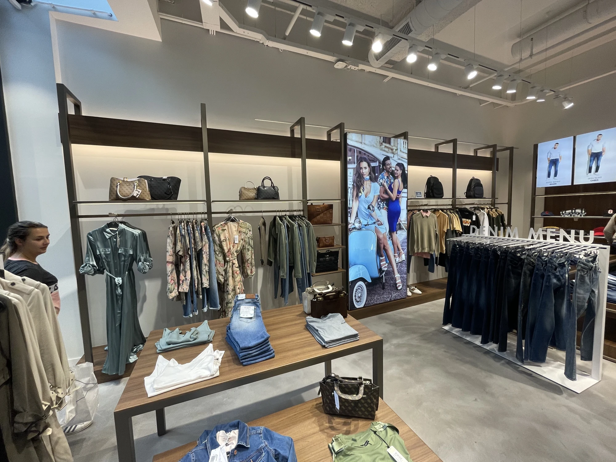 Guess Breda — arredi e superfici del punto vendita
