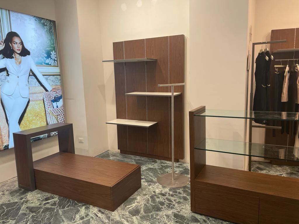 Guess Cuneo — arredi e superfici del punto vendita
