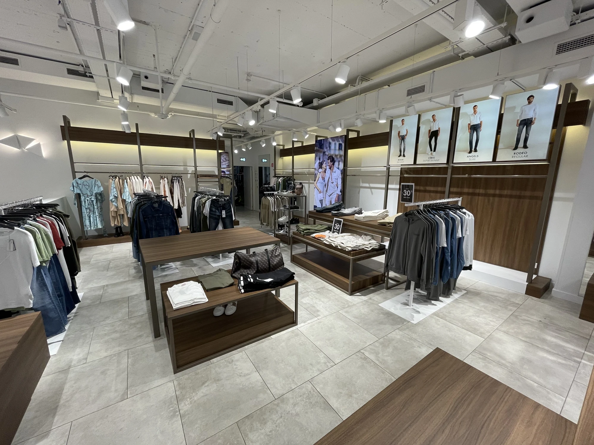 Guess Den Haag — arredi e superfici del punto vendita