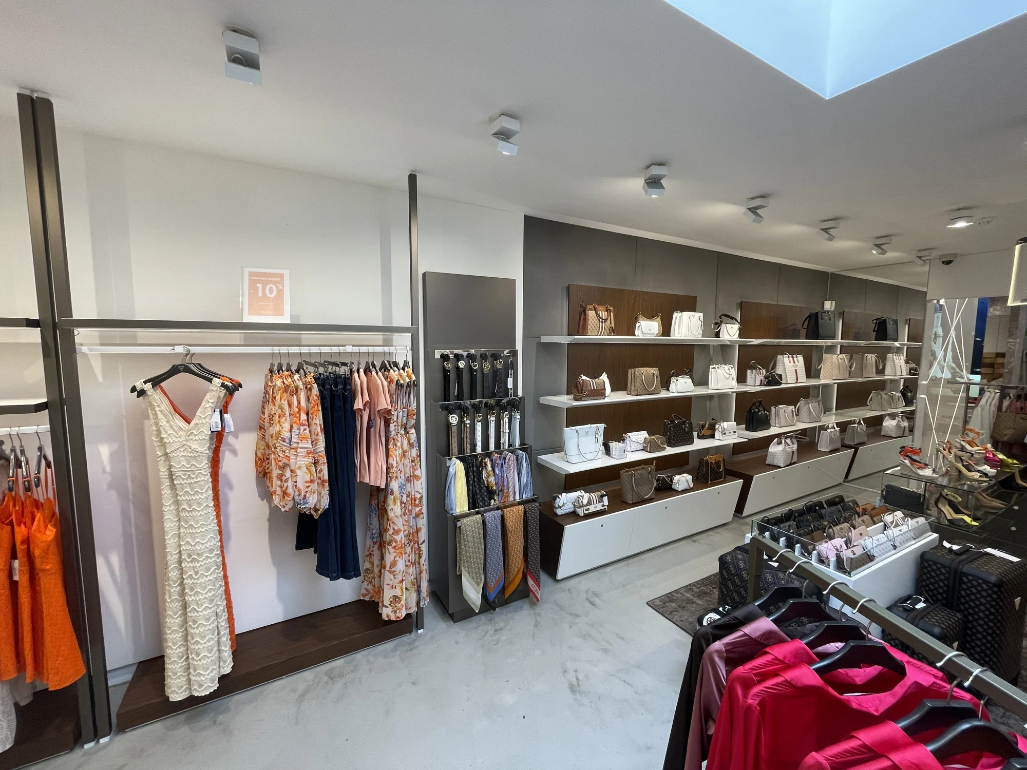Guess Esch-sur-Alzette — arredi e superfici del punto vendita