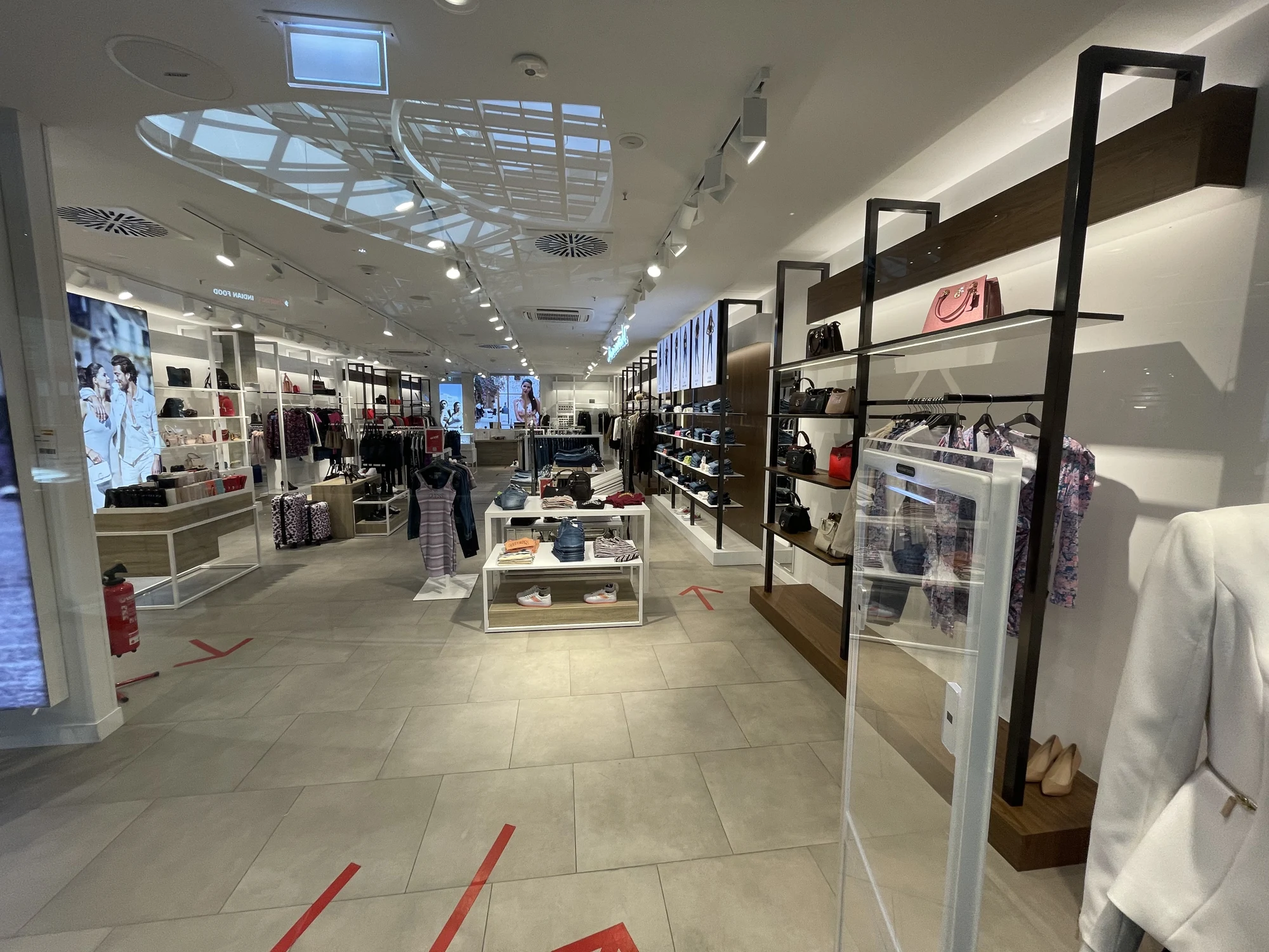 Guess Innsbruck — arredi e superfici del punto vendita