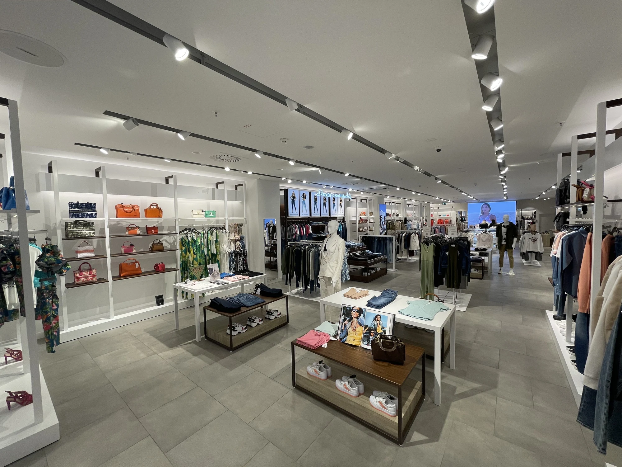 Guess Klagenfurt — arredi e superfici del punto vendita