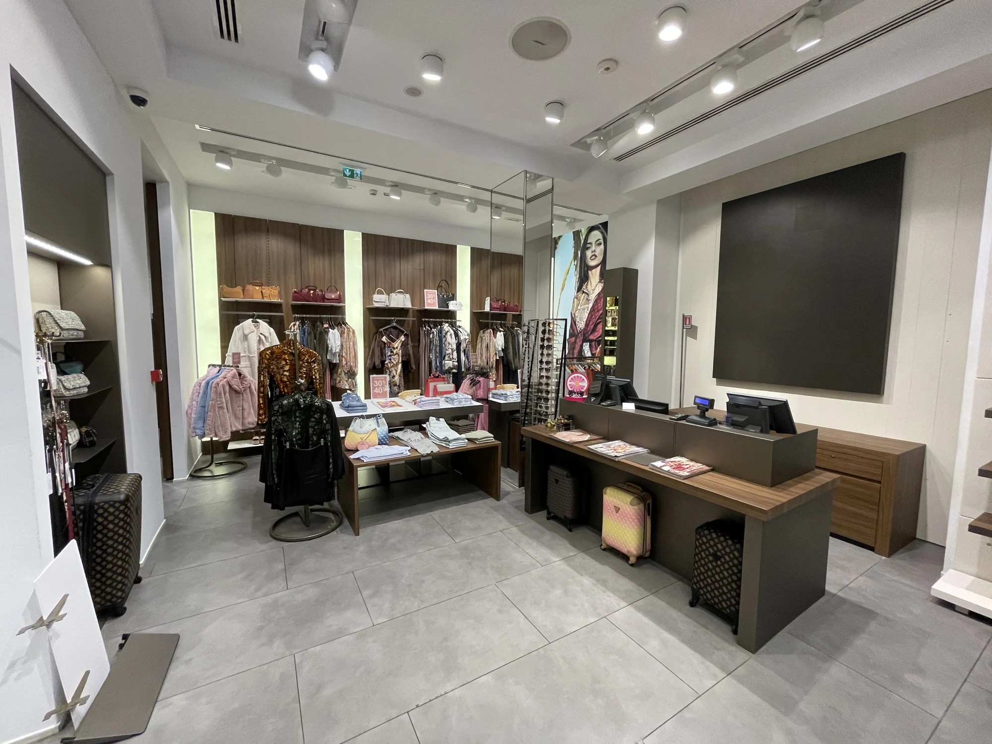 Guess Milano · Corso Buenos Aires — arredi e superfici del punto vendita