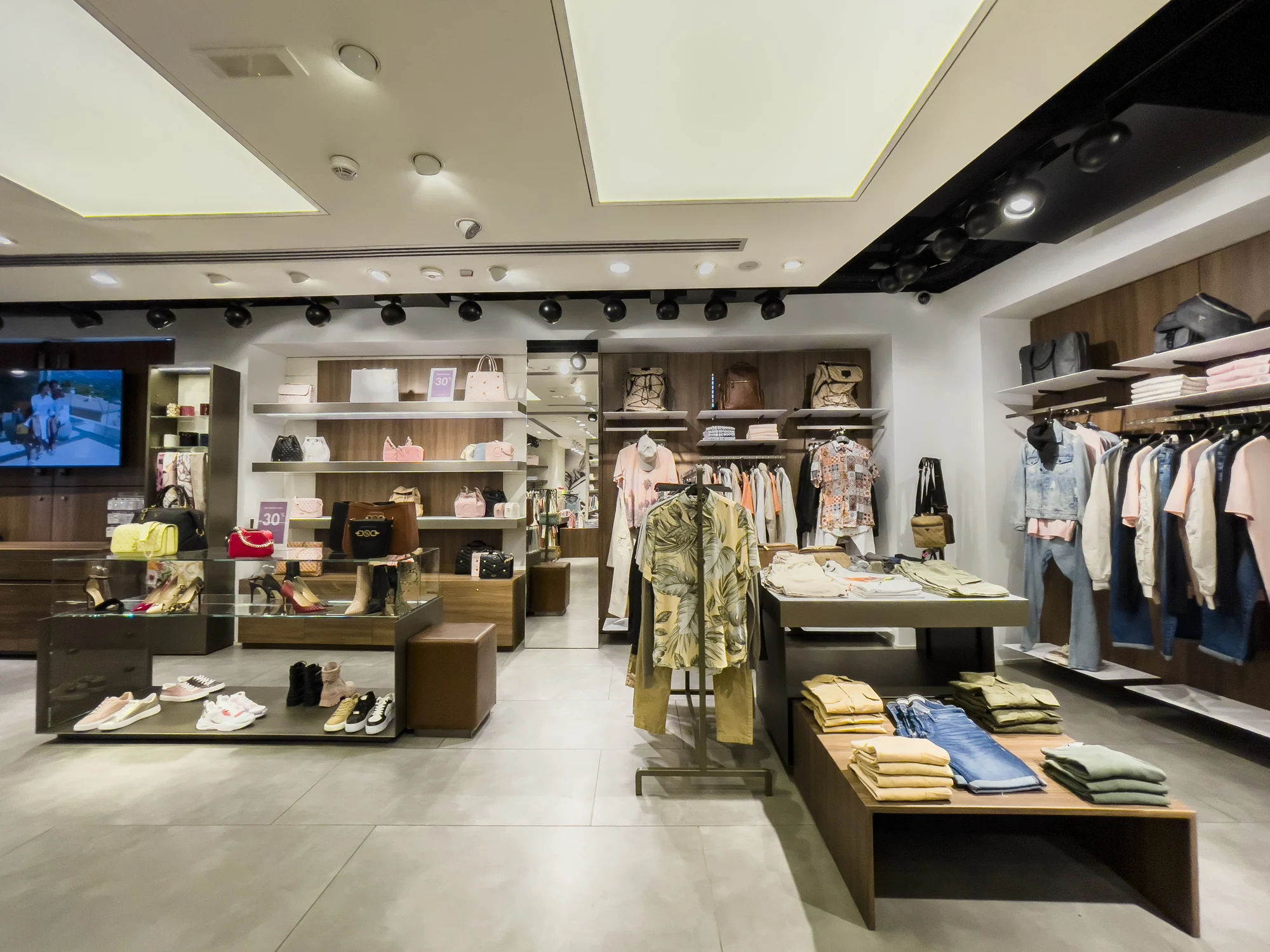 Guess Milano · Via Torino — arredi e superfici del punto vendita