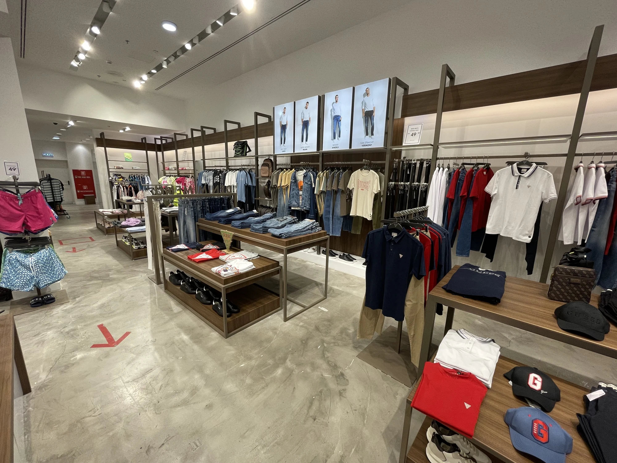 Guess Nicosia — arredi e superfici del punto vendita