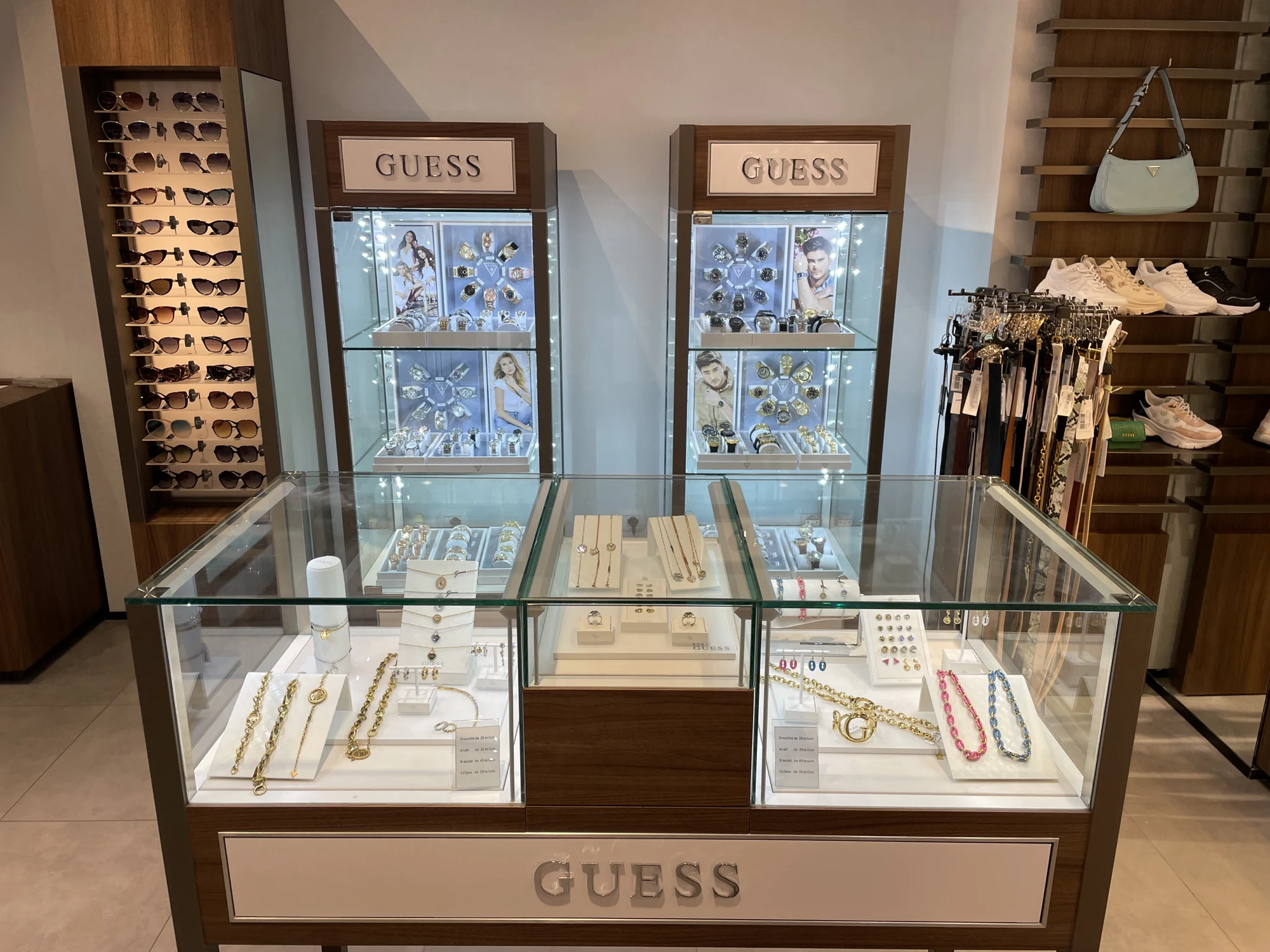 Guess Savona — arredi e superfici del punto vendita