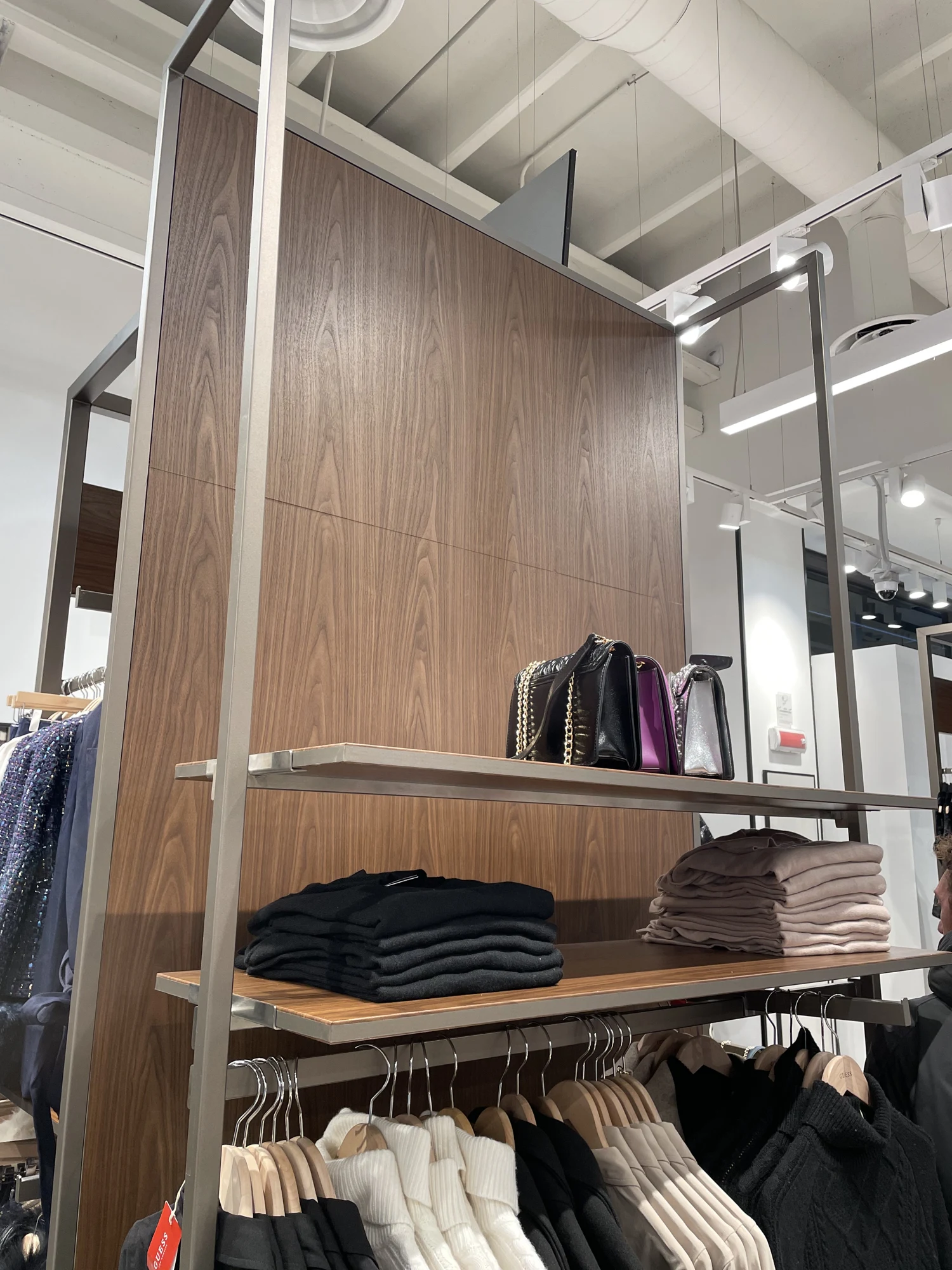 Guess Vicolungo — arredi e superfici del punto vendita