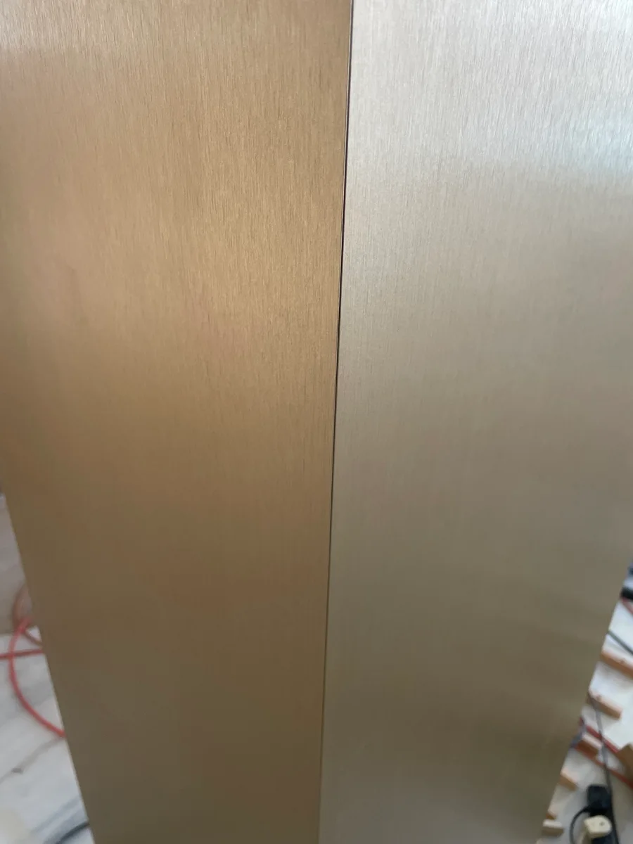 Dettaglio della finitura in oro spazzolato illuminata dalla luce naturale