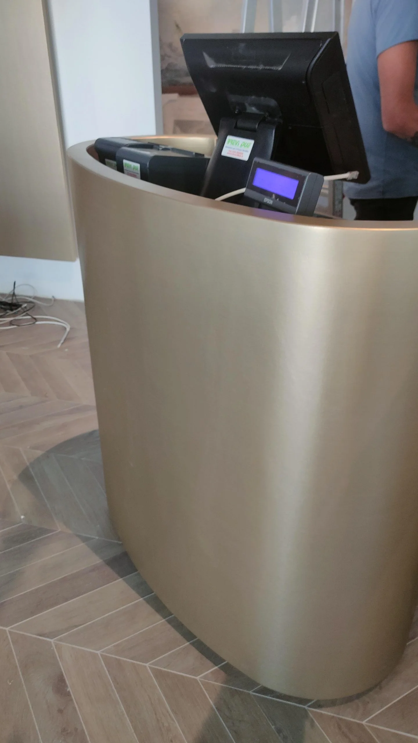 Finitura oro applicata sul banco curvo del ristorante La Cala