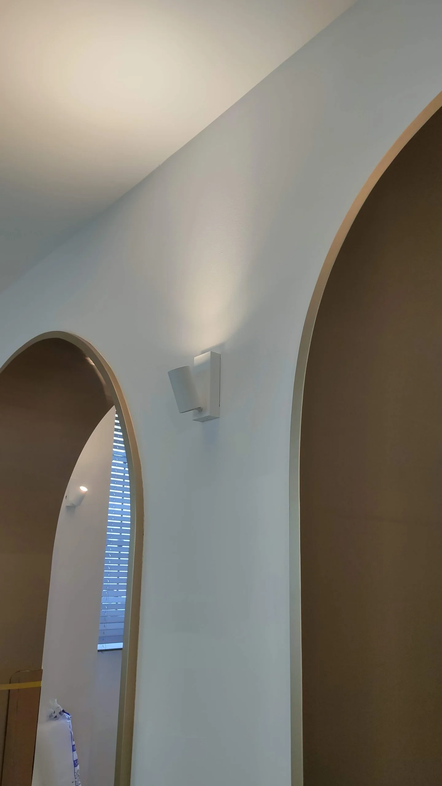 Archi rivestiti e illuminazione della sala