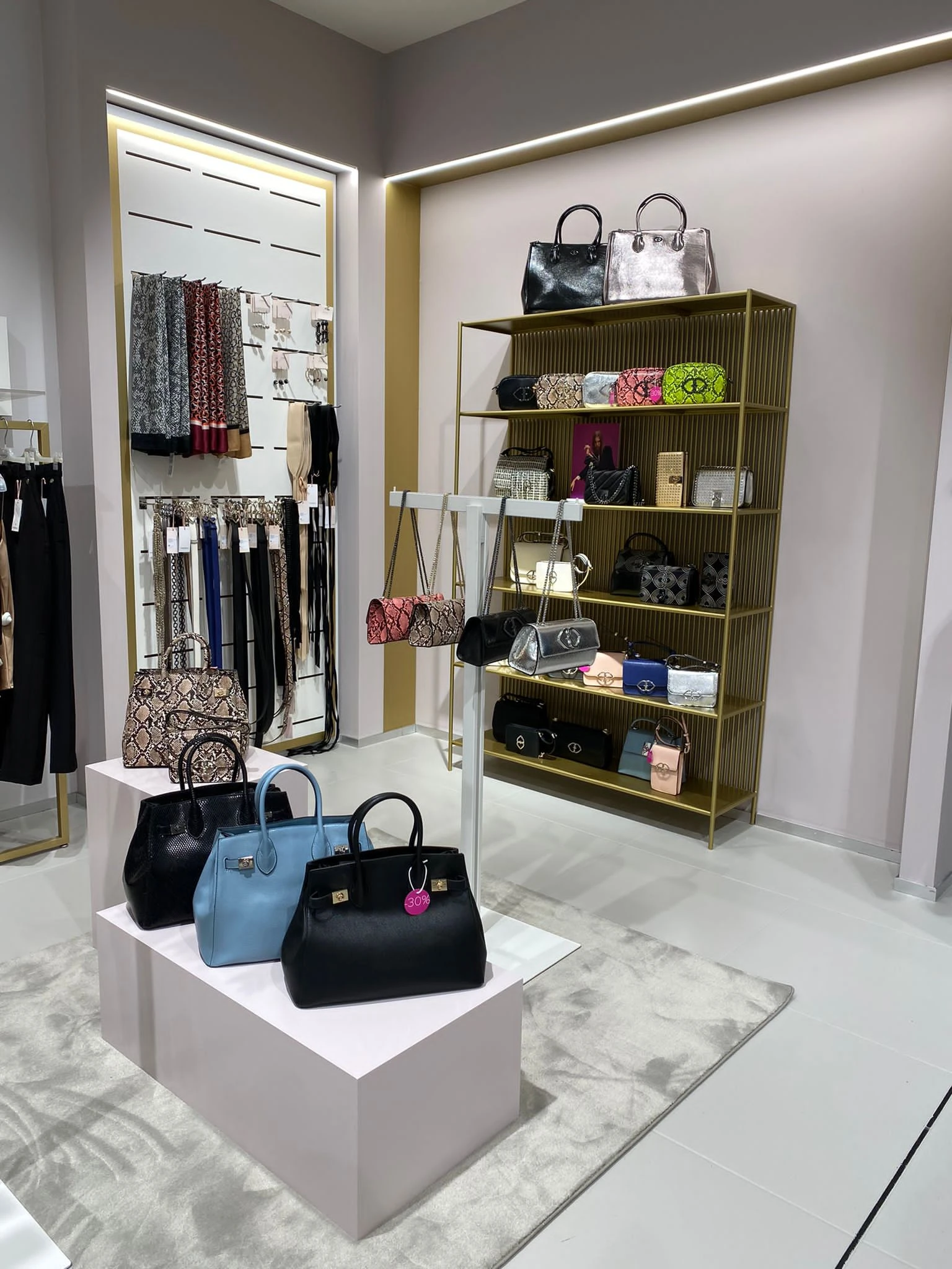 Area accessori Motivi con espositori dorati