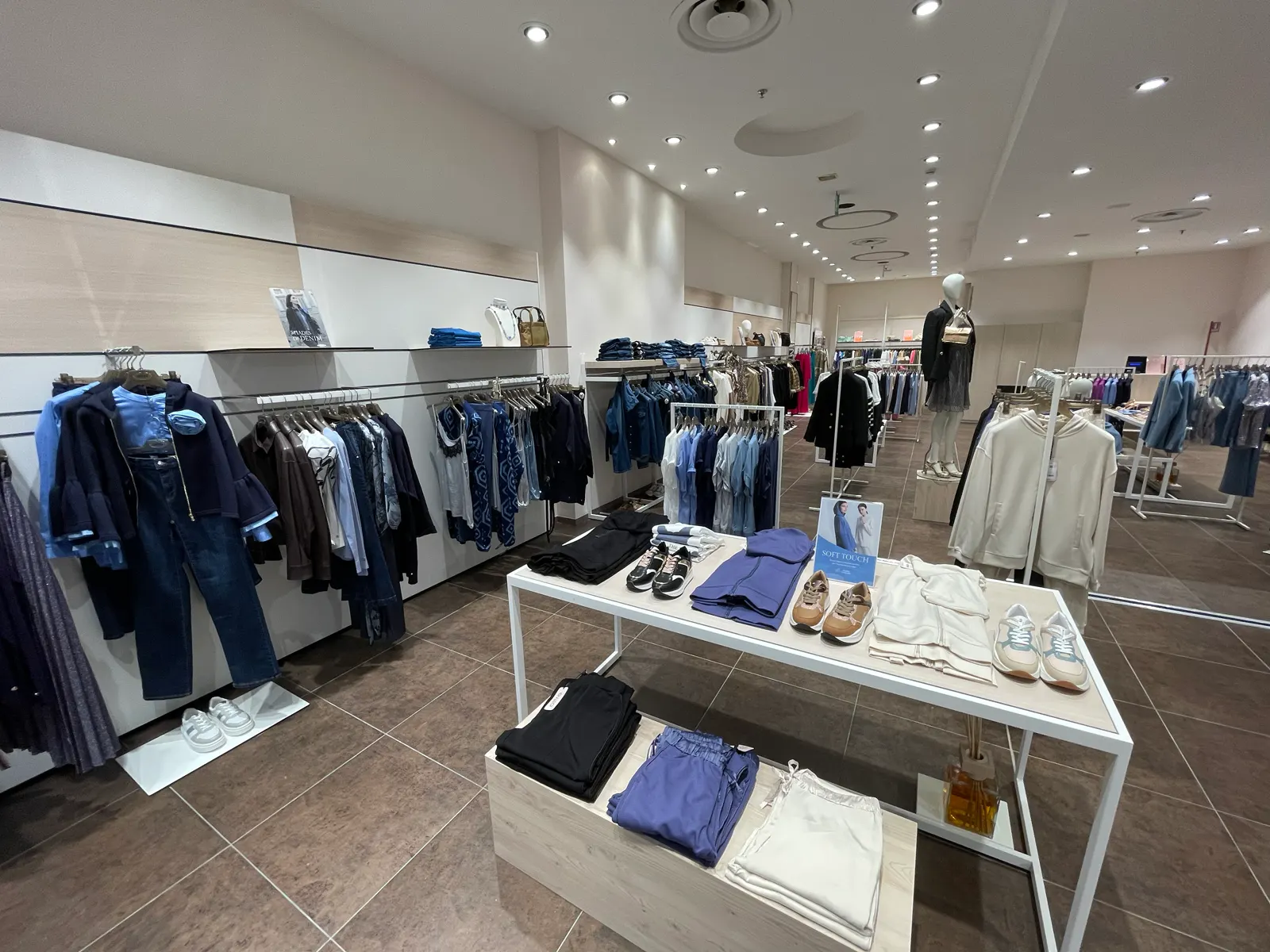 Oltre, punto vendita di Erbusco: vista 3 dell'intervento Iconic Original