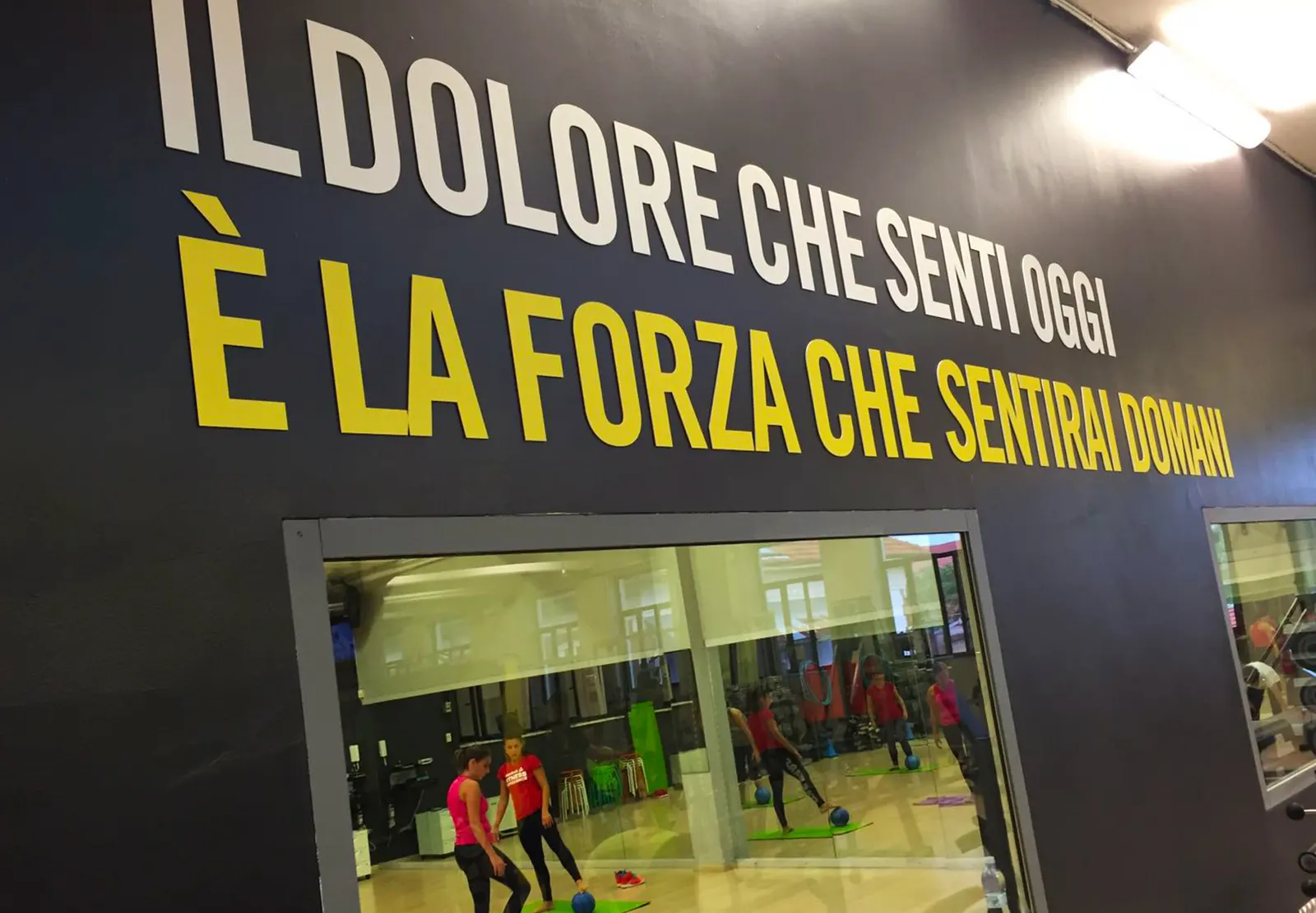 Grafica motivazionale applicata nella palestra Mamiani