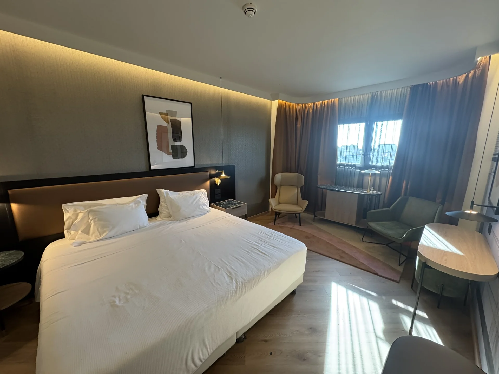 Finished room at the Savhotel Mantegna, view towards the bed and the window